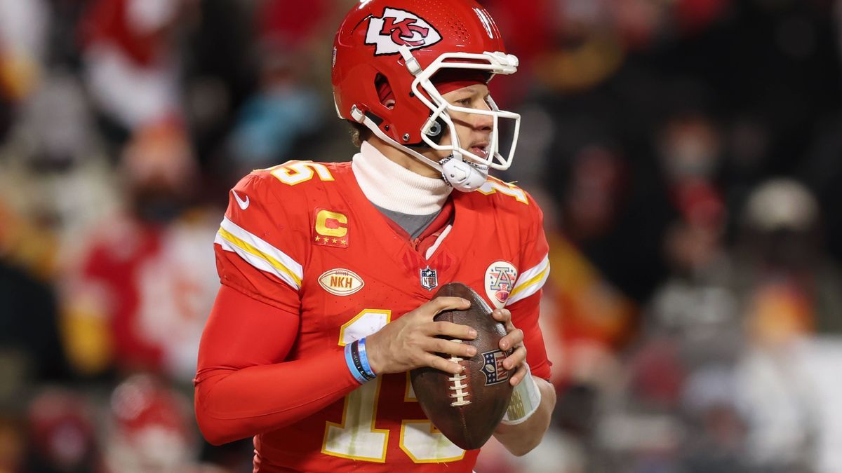 KANSAS CITY, MO - JANUARY 13: Kansas City Chiefs quarterback Patrick Mahomes (15) drops back to pass in the fourth quarter of an AFC Wild Card playoff game between the Miami Dolphins and Kansas Cit...