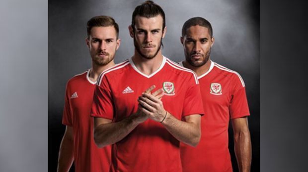 
                <strong>Wales (Heimtrikot)</strong><br>
                Wales (Heimtrikot): Auch für die Kelten gibt es für die Europameisterschaft 2016 ein eher schlichtes Trikot. Das erste Spiel in den roten Jerseys absolvieren Bale und Co. im Länderspiel gegen die nicht-qualifizierten Niederlande.
              