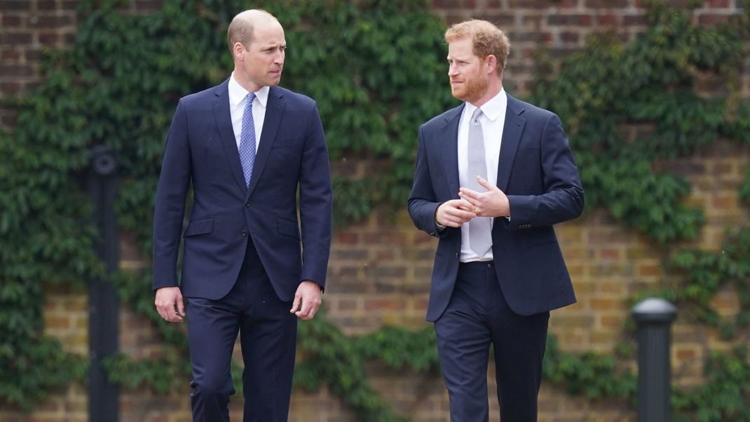 Prinz William soll in seiner Kindheit mehr Privilegien als sein Bruder Harry gehabt haben. Was ist an den Gerüchten dran? Alle Infos gibt es hier.&nbsp;