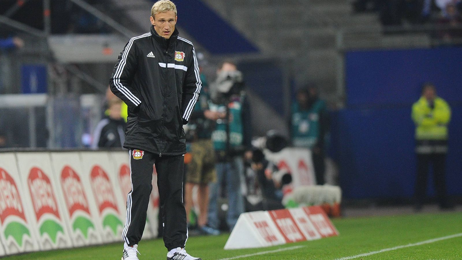 
                <strong>Sami Hyypiä (Trainer bei Bayer Leverkusen)</strong><br>
                Nicht einmal ein Jahr später wurde er im April 2012 zum Teamchef bei Bayer Leverkusen befördert und zur Saison 2013/14 zum Cheftrainer ernannt. Nach einer durchwachsenen Saison mit Bayer 04, in der er aber immerhin das Achtelfinale der Champions League sowie das Viertelfinale des DFB-Pokals erreichte, wurde er bereits im April 2014 entlassen. Während Fans ihn mit Plakaten feierten, wüteten sie gegen die Mannschaft, die keine "Eier" bewiesen hätte.
              