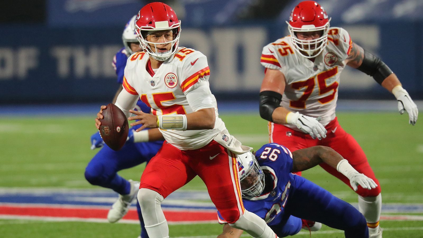 
                <strong>Week 6: Patrick Mahomes stellt zwei neue Rekorde auf</strong><br>
                Der 26:17-Sieg der Kansas City Chiefs bei den Bufallo Bills war die wichtige Antwort der Super-Bowl-Champions auf die erste Saisonniederlage gegen die Las Vegas Raiders. Dabei dominierten die Chiefs aber vor allem mit dem Laufspiel. Trotzdem schnappt sich Quarterback Patrick Mahomes gleich zwei neue NFL-Rekorde. Der 25-Jährige warf gegen die Bills im 37. Karrierespiel bereits seinen 90. Touchdown-Pass. Zuvor war der Ex-Quarterback der Miami Dolphins Dan Marino mit 40 Spielen der schnellste Signal Caller mit dieser Statistik. Gleichzeitig hat Mahomes im Montagabendspiel in der 16. Partie nacheinander einen Touchdown-Pass geworfen. Auch das ist ein neuer NFL-Rekord. Beide Touchdowns warf Mahomes gegen die Bills auf seinen Tight End Travis Kelce. Fortsetzung folgt ...
              