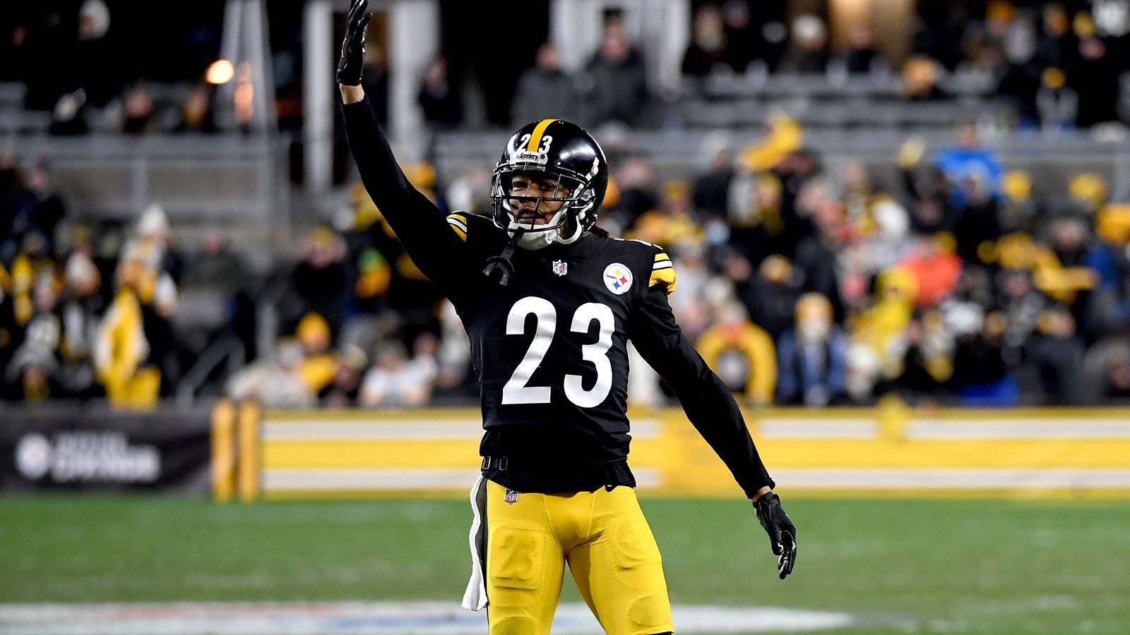 
                <strong>Pittsburgh Steelers: Joe Haden</strong><br>
                Als 32-jähriger Cornerback kann es schnell zu einem Leistungseinbruch kommen, doch bisher hat Joe Haden wenig Zeichen von Altersschwäche gezeigt. Der ehemalige Erstrunden-Pick lieferte eine weitere solide Saison ab und dürfte noch ein, zwei gute Spielzeiten im Tank haben.
              