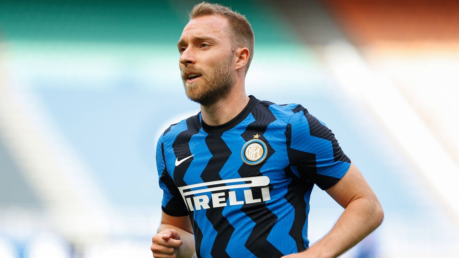 
                <strong>Christian Eriksen (Inter Mailand)</strong><br>
                Der wohl prominenteste Spieler, der in den Champions-League-Aufgeboten fehlt, ist der Däne Christian Eriksen von Inter Mailand. Dem 29-Jährigen wurde nach seinem Zusammenbruch bei der EM-Endrunde ein Defibrillator eingesetzt. Er befindet sich derzeit auf dem Wege der Besserung. Ob und wann Eriksen allerdings wieder Leistungssport betreiben kann, ist noch nicht absehbar. Durch das Einsetzen des Defibrillators könnten sich für Eriksen auch sportjuristische Probleme ergeben, denn in Italien und anderen Ligen Europas darf er mit einem solchen ICD-Gerät gemäß den Statuten nicht zum Einsatz kommen. 
              