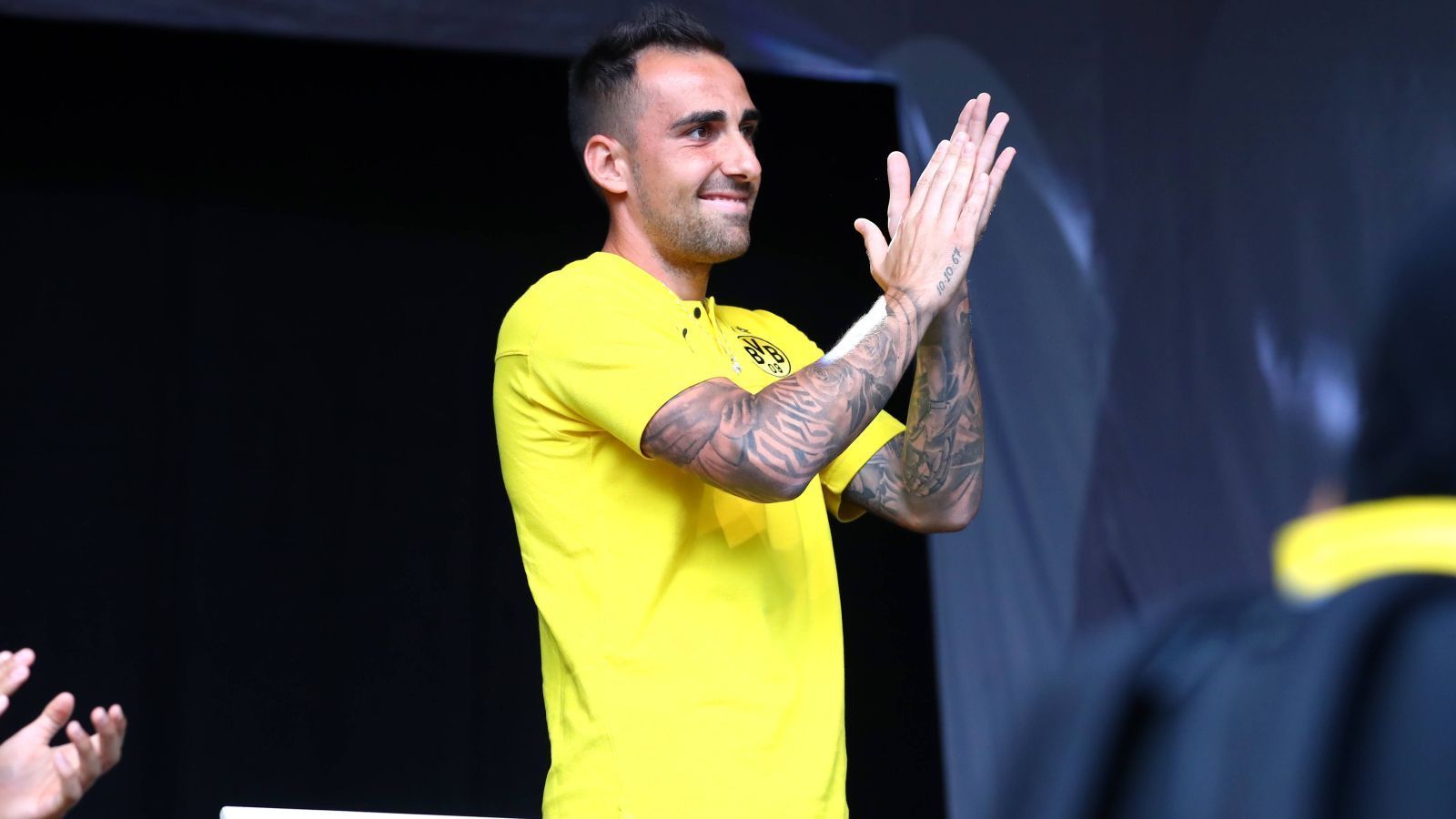 
                <strong>Ex-Dortmunder Paco Alcacer: Trumpf für Villarreal im EL-Finale gegen ManUtd?</strong><br>
                Paco Alcacer wurde in der Saison 2018/19 von Borussia Dortmund vom FC Barcelona geholt. Der Spanier verlebte eine erfolgreiche Zeit beim BVB, ehe er im Januar 2020 vom BVB zum FC Villarreal wechselte und mit dem Klub am Mittwoch (ab 21 Uhr im Liveticker auf ran.de) im Europa-League-Finale auf Manchester United trifft. ran.de zeigt, was aus dem ehemaligen Stürmer Nummer eins von Borussia Dortmund wurde.
              