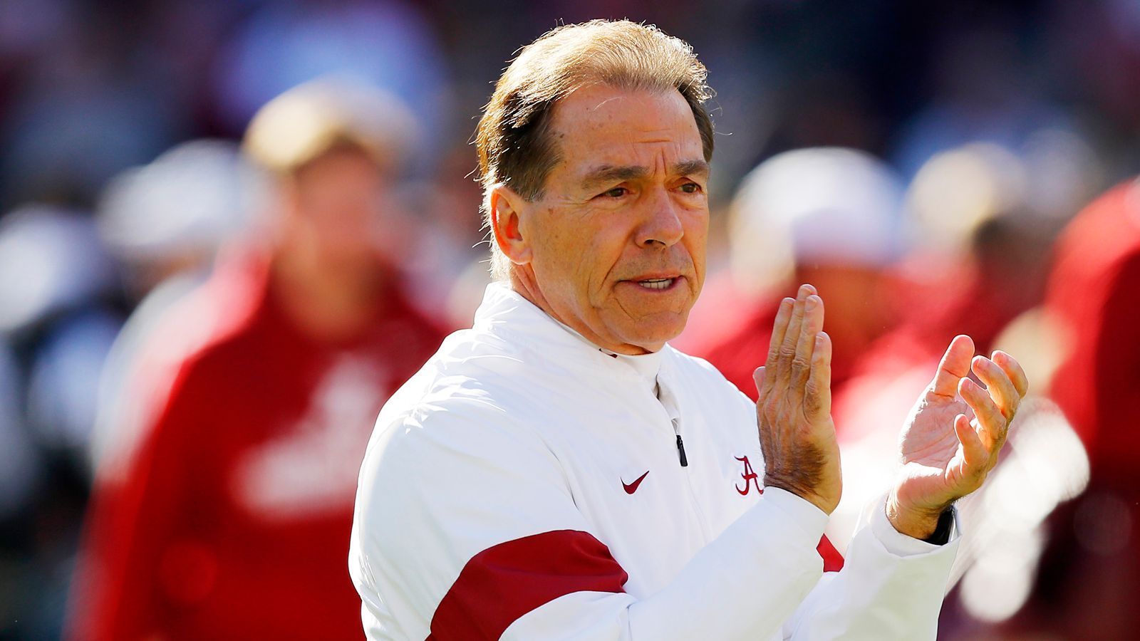 
                <strong>Die Miami-Connection</strong><br>
                Mindestens drei der letzten Head Coaches der Alabama Crimson Tide haben enge Verbindung zu den Miami Dolphins. Head Coach Nick Saban (im Bild) war vor seinem Engagement in Alabama HC bei den Dolphins im Jahr 2005 und 2006. Der Mann, den er damals ersetze, Don Shula nämlich, ist der Sohn des legendären Mike Shula, dem die legendäre "Perfect Season" mit den Dolphins 1972 gelang und der das Team zu zwei Super Bowls coachte. Wie wäre es wohl gelaufen, wenn Miami damals die erste Wahl als Hauptübungsleiter gewesen wäre? Mike Shula wurde nämlich der legendäre Alabama Head Coach Paul "Bear" Bryant vorgezogen.
              