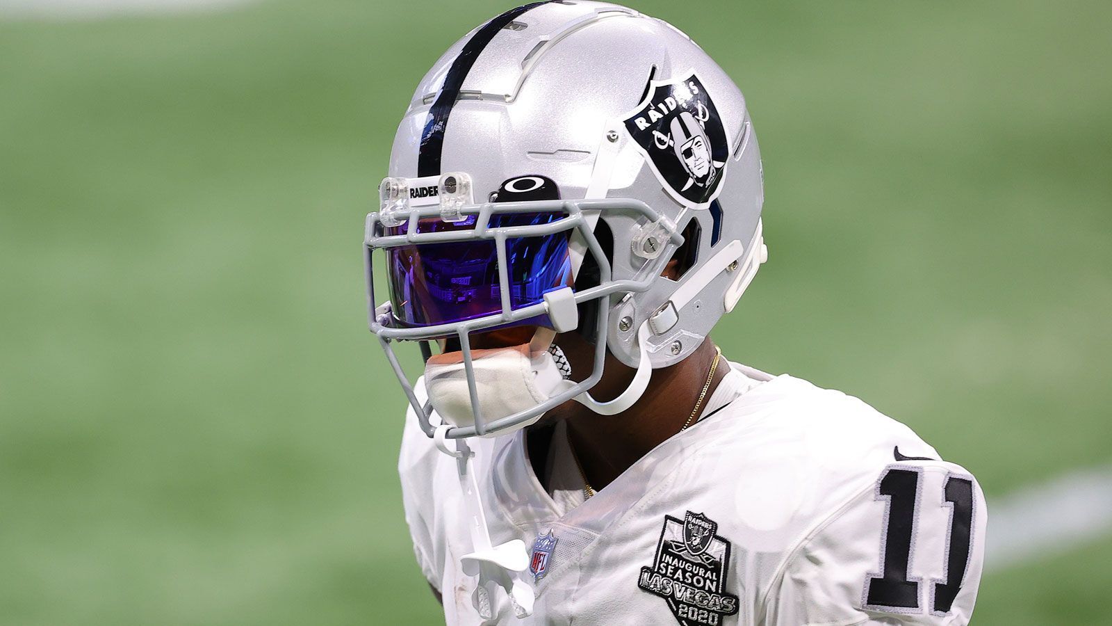 
                <strong>Las Vegas Raiders</strong><br>
                Die Las Vegas Raiders haben Linebacker Nicholas Morrow und Defensive End David Irving von der Covid-19-Liste aktiviert. Somit befinden sich noch Linebacker Nick Kwiatkowski und die beiden Defensive Backs Daryl Worley und Erik Harris auf der List. Das Team hat damit seit Anfang November fast durchgängig mindestens einen Spieler auf der Liste. Dort standen bereits Defensive End Clelin Ferrell, Defensive Back Lamarcus Joyner, Running Back Theo Riddick, die Defensive Backs Johnathan Abram und Isaiah Johnson sowie die Defensive Linemen Maliek Collins, Jonathan Hankins, Arden Key und Kendall Vickers. Zweimal auf der Liste waren Linebacker Cory Littleton und Offensive Tackle Trenton Brown, die aber wie ihre Kollegen wieder im aktiven Kader sind. 
              