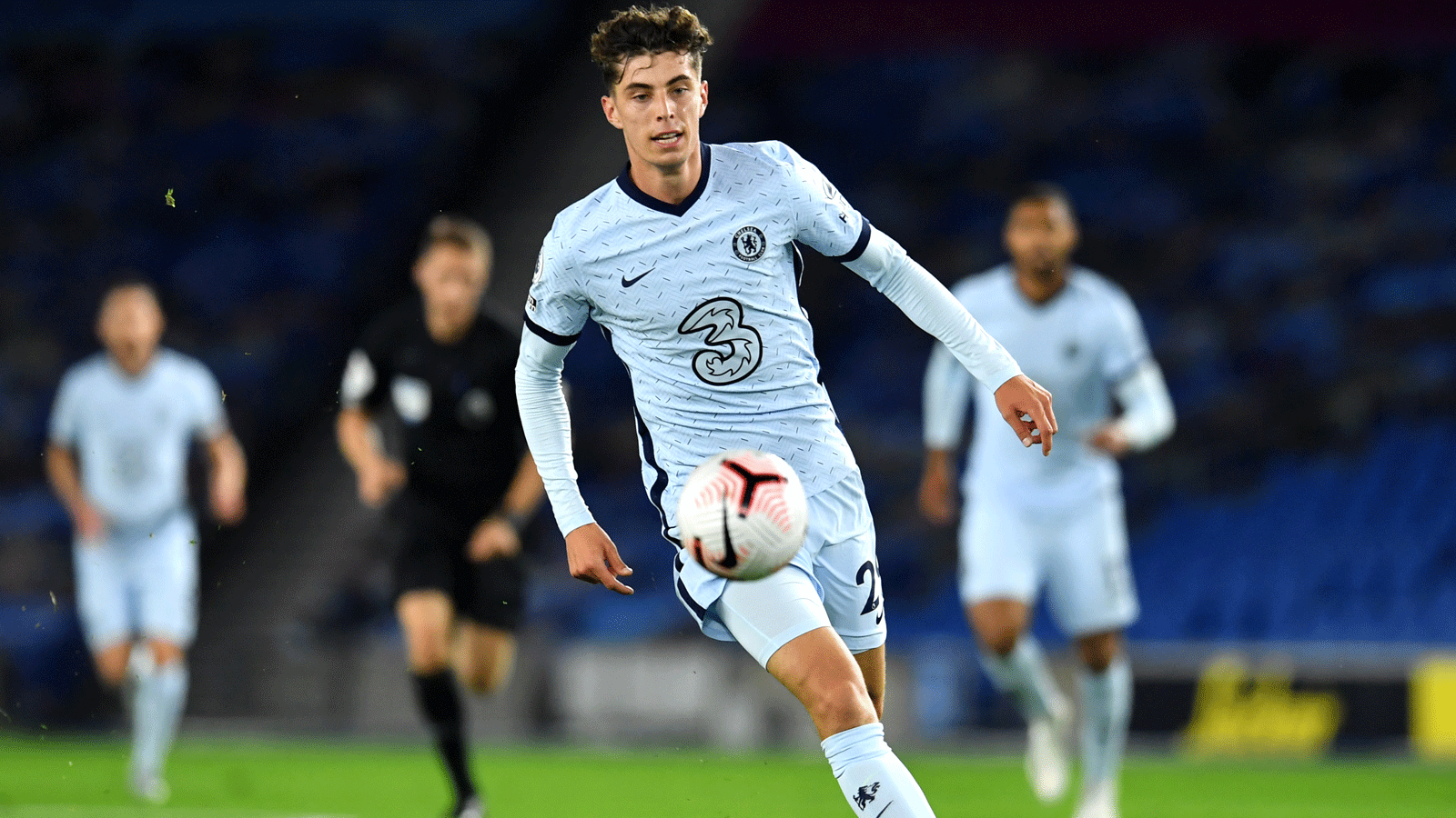 
                <strong>Kai Havertz (FC Chelsea)</strong><br>
                Der teuerste deutsche Spieler der Geschichte muss weiter um seinen Platz in der Startelf des FC Chelsea kämpfen. Nach Eingewöhnungsproblemen kam der ehemalige Leverkusener immer besser in Fahrt und erzielte unter anderem einen Dreierpack im EFL-Cup gegen Barnsley. Doch eine Corona-Infektion brachte ihn etwas aus dem Tritt. Seitdem strauchelt er und wartet auf den nächsten Scorer-Punkt in der Premier League. Der 21-Jährige erlebt eine durchwachsene Halbserie – da muss mehr kommen.ran.de Note: 4
              