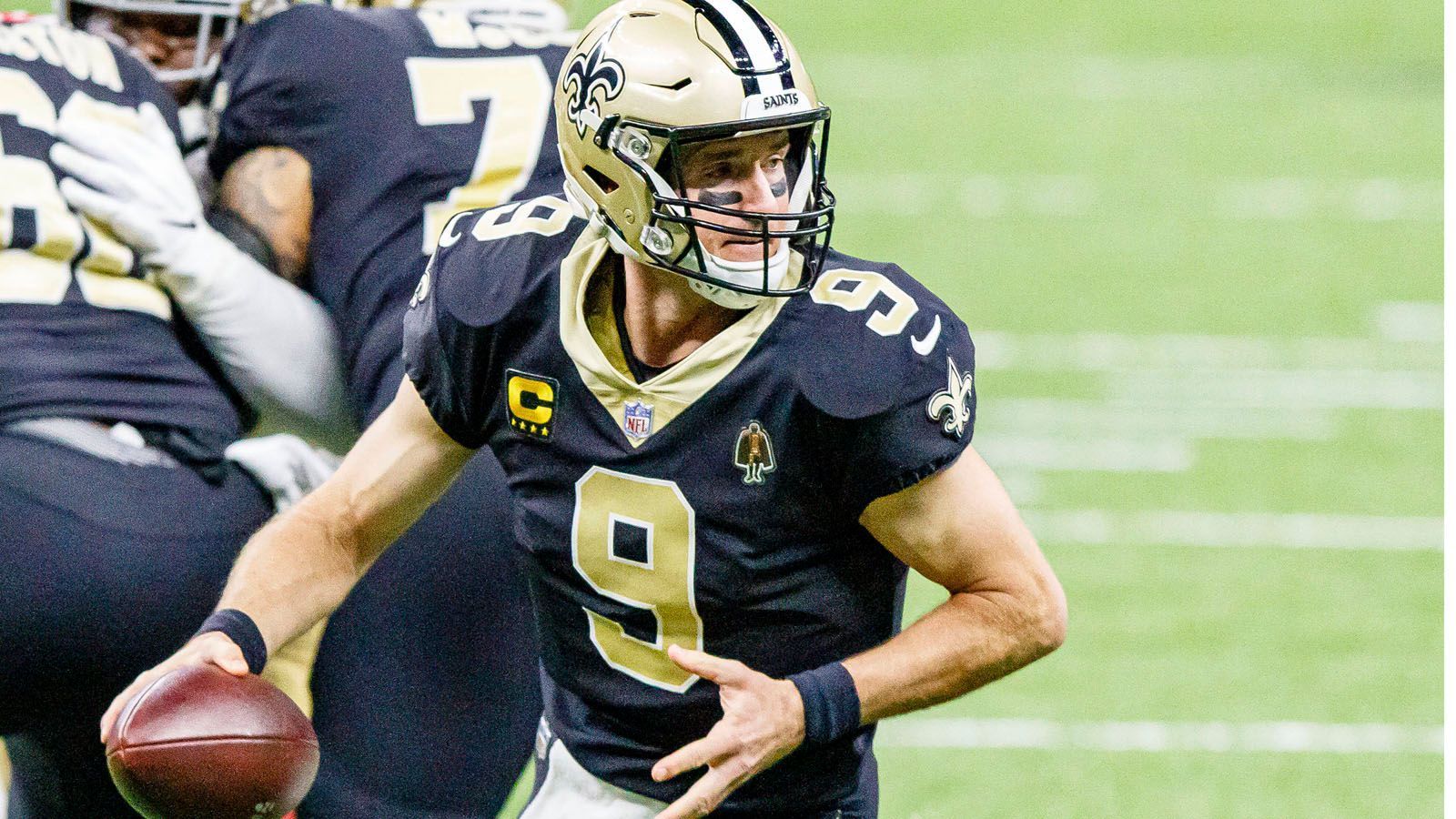 
                <strong>Platz 5: New Orleans Saints (12-4)</strong><br>
                Die New Orleans Saints gehen zum vierten Mal in Serie als Sieger aus der NFC South und erreichen erneut ein Heimspiel in den Playoffs. Dort sind die Saints gegen die Chicago Bears (LIVE am Sonntag ab 22:40 Uhr auf ProSieben und ran.de) auch der klare Favorit. Ein Fragezeichen steht jedoch hinter Star-Running Back Alvin Kamara. Nach seiner Covid-19-Infektion ist noch völlig unklar, ob er in der Wildcard-Runde verfügbar ist, immerhin lief es in Woche 17 gegen die Carolina Panthers auch ohne ihn bestens. Mit 33:7 gewannen die Saints auswärts, Ersatz-Running Back Ty Montgomery erlief dabei 105 Yards.
              