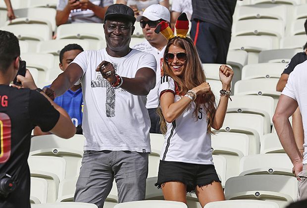 
                <strong>Cathy Fischer</strong><br>
                Wer tanzt denn da so heiß? Richtig: Das ist Papa Boateng. Der vergnügt sich beim WM-Spiel Deutschland vs. Ghana auf der Tribüne mit Cathy Fischer, der Freundin von Mats Hummels.
              