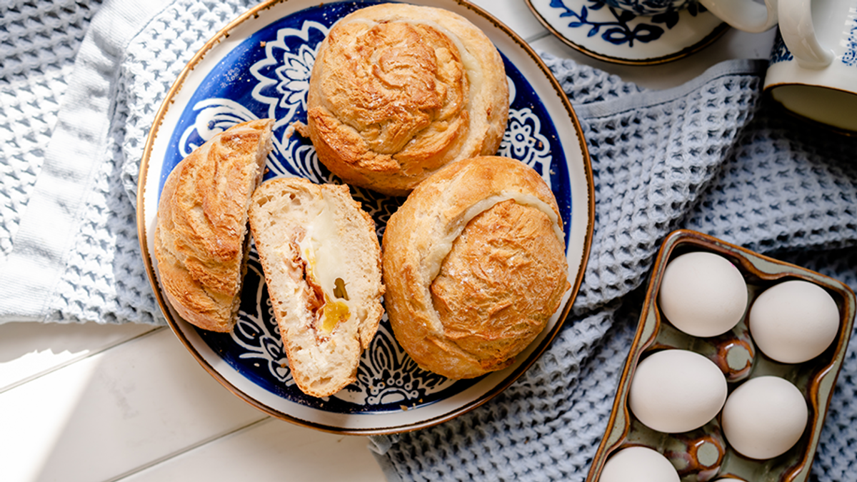 Gebackene Eier im Brötchen