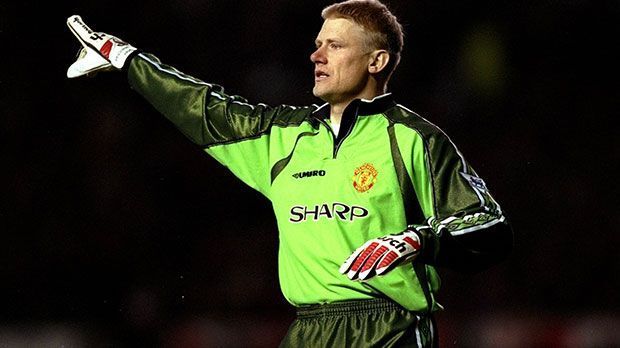 
                <strong>Peter Schmeichel</strong><br>
                Peter Schmeichel stand unter anderem in der Premier League bei Manchester United, Manchester City und Aston Villa unter Vertrag. Seine erfolgreichste Zeit erlebte er bei den "Red Devils", für die er knapp 300 Spiele bestritt. Iker Casillas sagt über ihn: "Er war mein großes Idol, als ich ein kleiner Junge war. ich erinnere mich gern an seine Leistung bei der EM 1992." Für die Nationalmannschaft Dänemarks spielte er von 1987 bis 2001. 
              