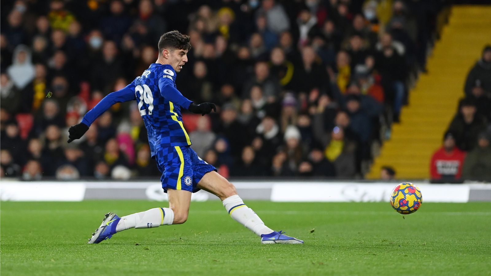 
                <strong>Kai Havertz (FC Chelsea)</strong><br>
                Für Kai Havertz muss sich diese Saison wie die Letzte anfühlen. Der gebürtige Aachener kam schwer in die Spielzeit und als es gerade so aussah, als würde er Fuß fassen, steckte er sich mit dem Corona-Virus an. Vier Spiele verpasste der 22-Jährige deswegen, immerhin kehrte er beim 1:1 gegen Brighton zurück in den Kader. Insgesamt stehen bei ihm in 21 Partien vier Treffer und drei Vorlagen zu Buche, Havertz kann in jedem Fall mehr.
              