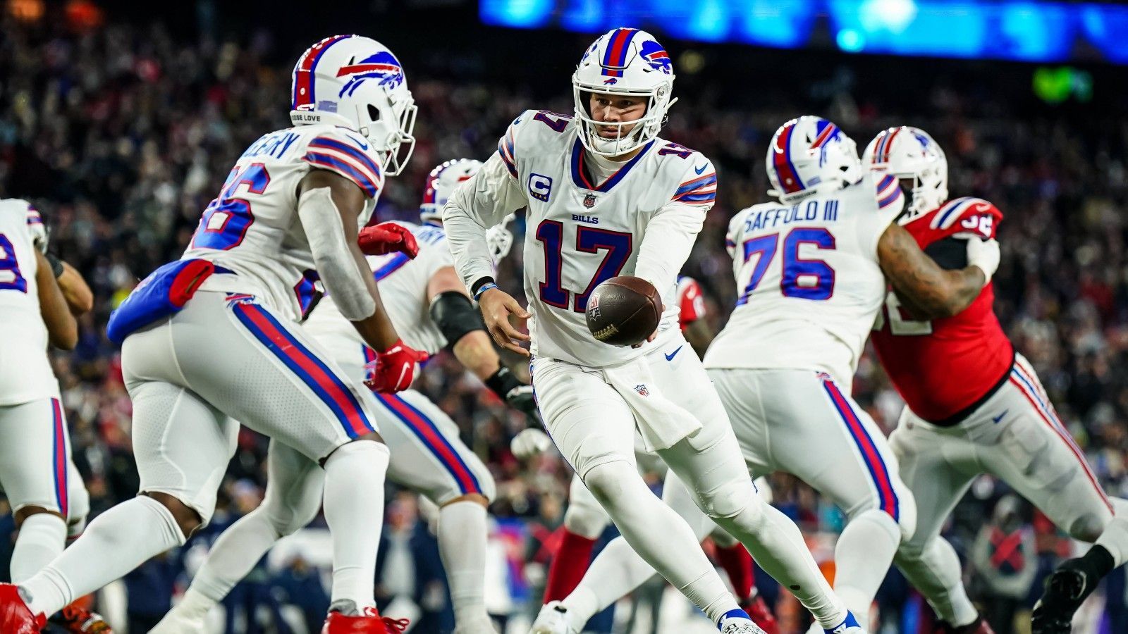 
                <strong>Week 13: Josh Allen (Buffalo Bills)</strong><br>
                Exzellente Leistung von Josh Allen. Im Thursday Night Game des 13. NFL-Spieltages verzeichnete der Quarterback der Buffalo Bills zwei Touchdown-Pässe und stellte in diesem Zuge einen Rekord auf. Noch nie zuvor gelang es einem Spieler in drei aufeinanderfolgenden Spielzeiten mindestens 25 Touchdown-Pässe und fünf Rushing-Touchdowns zu erzielen. 
              