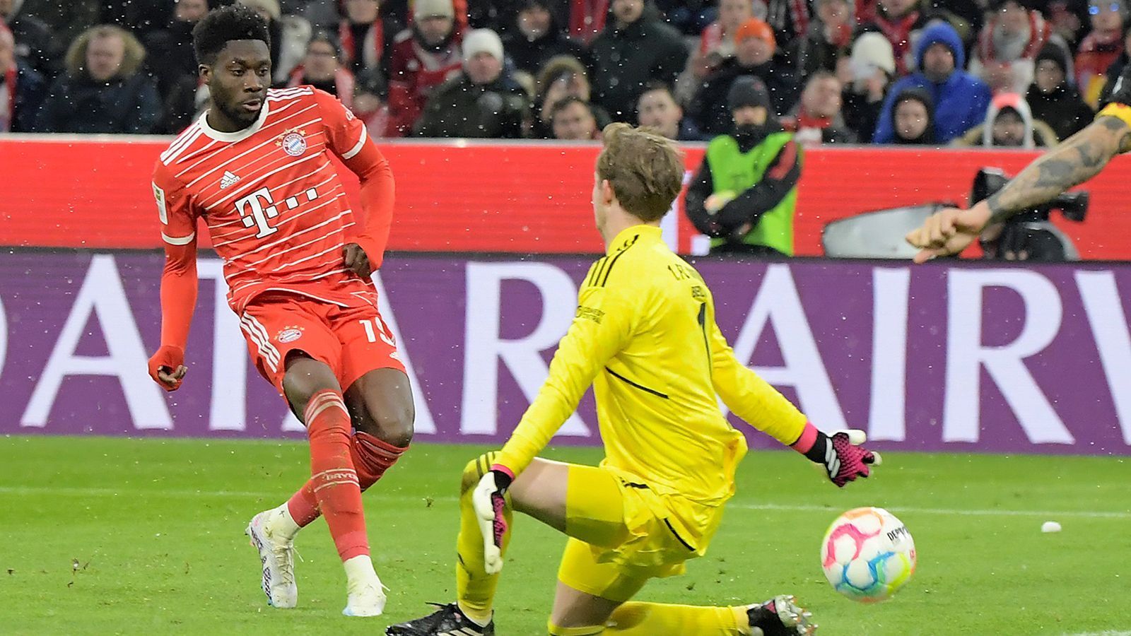 
                <strong>Alphonso Davies (FC Bayern München)</strong><br>
                Nach vorne in der ersten Halbzeit komplett von der Rolle. Wenige Dribblings gelingen, Pässe in die Spitze sind Mangelware. Vergibt kurz nach dem Wiederanpfiff eine riesige Chance, indem er Union-Keeper Ronnow anschießt und auch die große Gelegenheit in Minute 87 vergibt er. Das war zu wenig vom Kanadier. ran-Note: 5
              