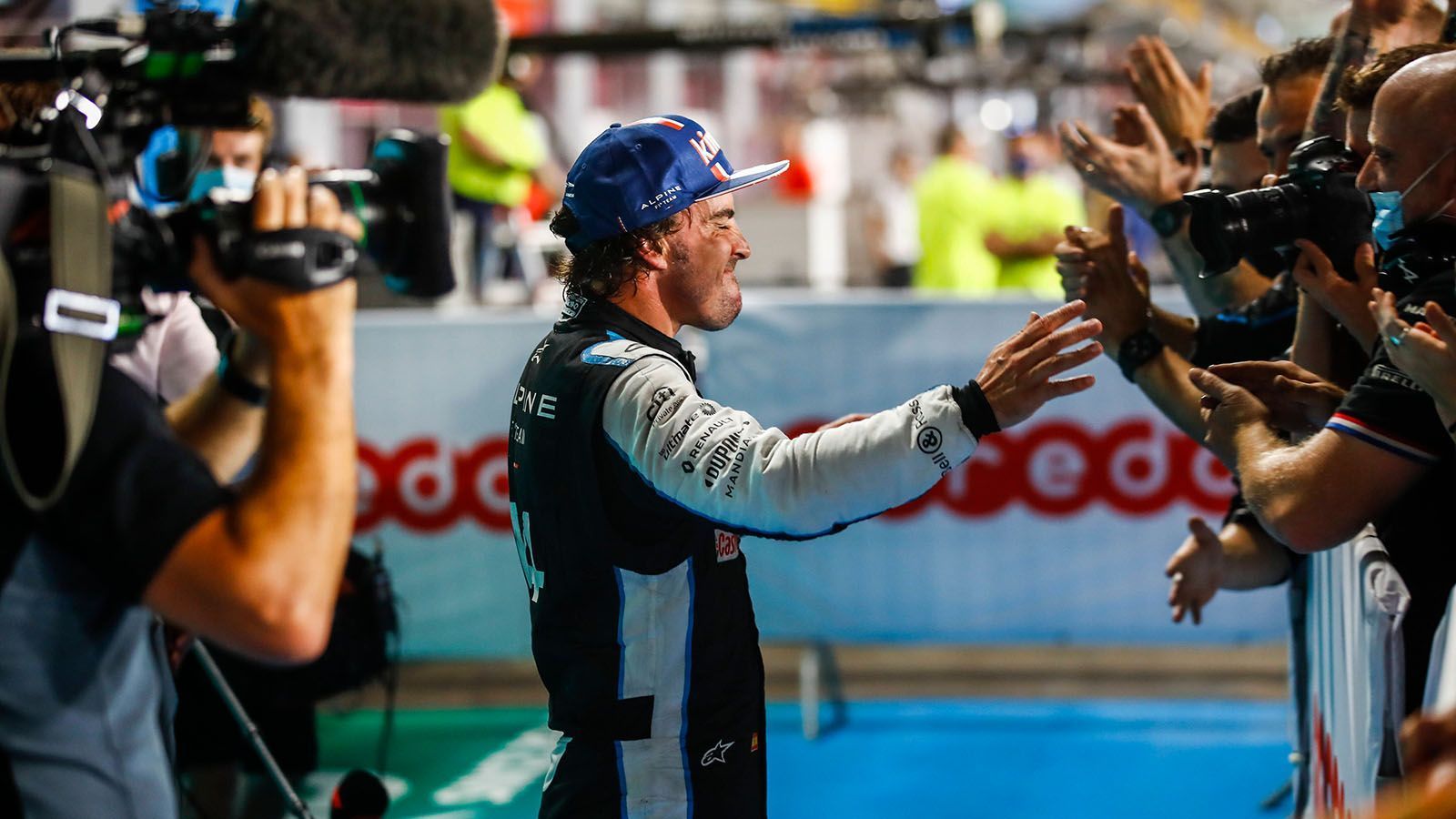 
                <strong>Gewinner: Fernando Alonso </strong><br>
                "Sagt Esteban, dass er sich wehren soll wie ein Löwe", sandte der 40 Jahre alte Alonso in Richtung Kommandostand. Nachdem er von Rang drei ins Rennen startete, fuhr er am Ende, im unterlegenen Alpine, auch auf dieser Position durchs Ziel. Dazwischen fightete Alonso in bester Manier um ein Top-Resultat und brachte am Ende sogar die maroden harten Reifen ohne Platzer über die Runden. Trotz seines fortgeschrittenen Alters zählt der Spanier noch immer zu den besten Piloten im Feld und wurde als Belohnung zum "Fahrer des Tages" gewählt.
              