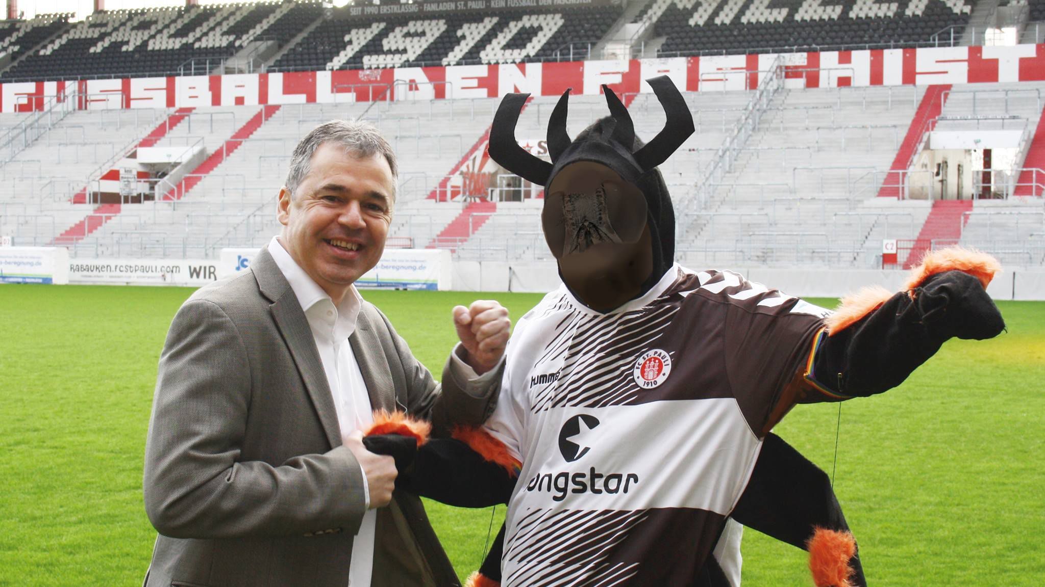 <strong>FC St. Pauli: -</strong><br>Wie bitte, das Maskottchen der Hamburger ist eine Zecke namens "Zecki"? Dabei handelte es sich im Jahr 2016 natürlich nur um einen Aprilscherz. Die Kiezkicker haben sich bislang gegen ein Plüschtier entschieden.