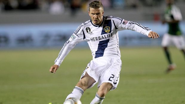 
                <strong>David Beckham</strong><br>
                David Beckham: 2008 legt er in der MLS für LA Galaxy nach. Aus gut 70 Metern schießt er gegen Kansas City ein Traumtor. Was man aber wissen muss: Der Kansas-Keeper ist zu dieser Zeit im gegnerischen Strafraum unterwegs und das Tor dadurch verwaist. Dennoch ist es natürlich eine Topleistung Beckhams.
              