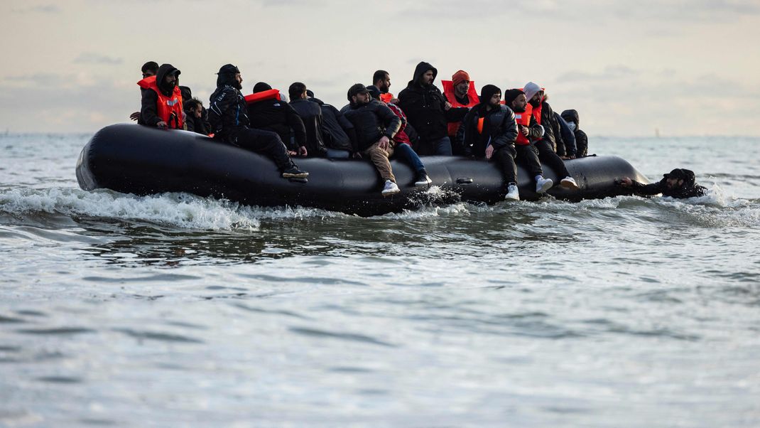 Mit dem Gesetz zur Abschiebung von Migranten nach Ruanda machte das britische Parlament den Weg frei für Abschiebe-Füge in diesem Sommer. (Symbolbild)