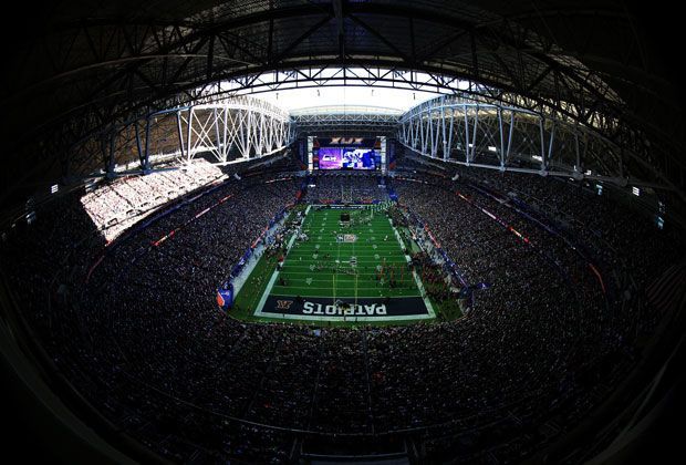 
                <strong>Stadion</strong><br>
                Die Bühne für den Super Bowl 49 war mehr als bereit. Das University of Phoenix Stadium in Glendale Arizona bot die richtige Bühne für die New England Patriots gegen die Seattle Seahawks.
              