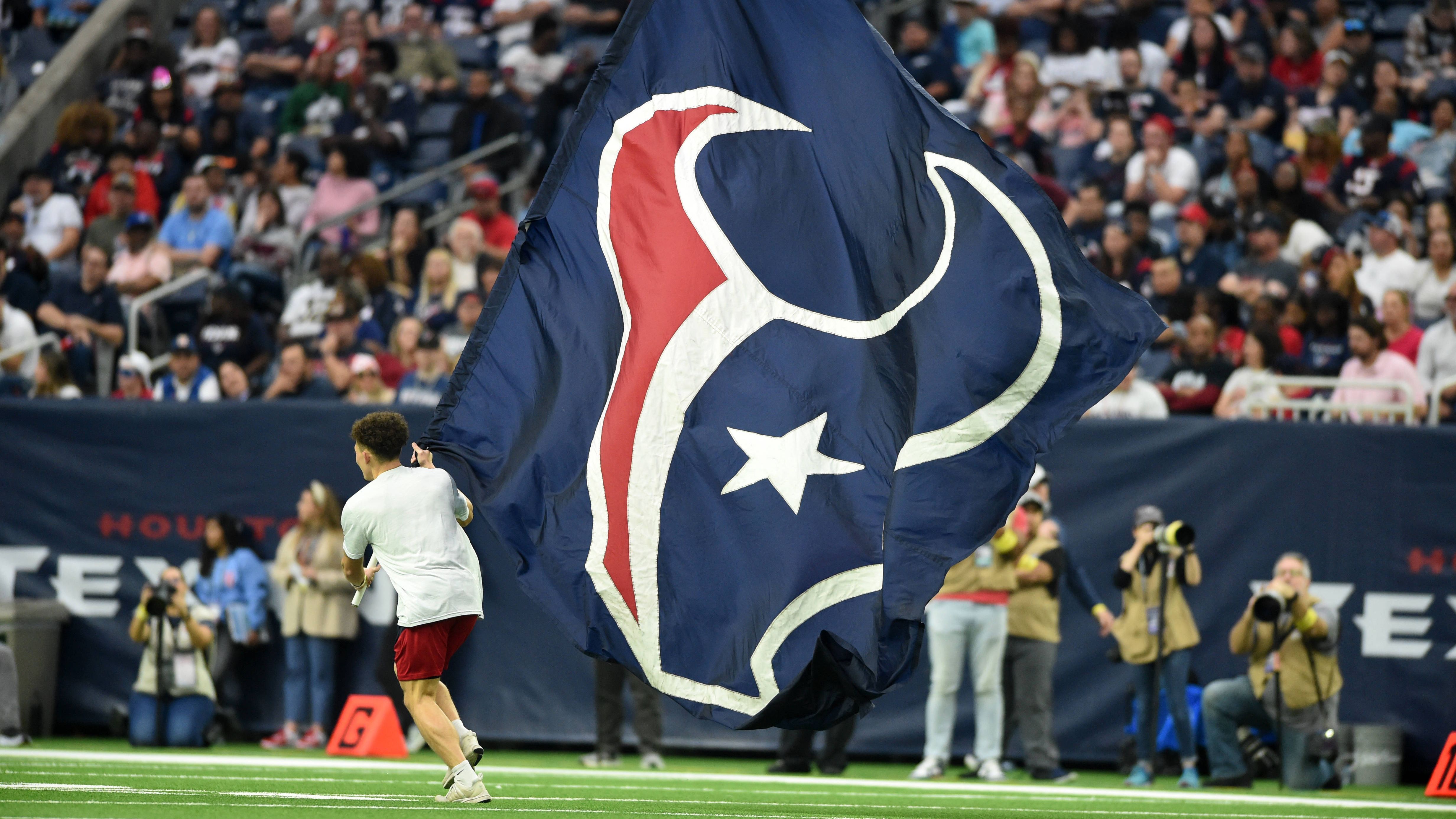 
                <strong>First Overall Pick 2023: Szenarien für das Rennen um den ersten Pick im Draft</strong><br>
                Das erste Wahlrecht im NFL-Draft geht immer an das Team mit der schlechtesten Bilanz. Die Houston Texans und die Chicago Bears sind die einzigen Teams, die sich noch Hoffnungen auf den Nummer-1-Pick machen dürfen. Die Texans stehen aktuell bei einer Bilanz von 2-13-1, die Bears bei 3-13, alle anderen Teams haben bereits mindestens vier Spiele gewonnen und es steht nur noch ein Spieltag aus. 
              