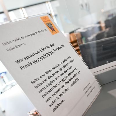 Schild Praxis für Kinder- und Jugendmedizin