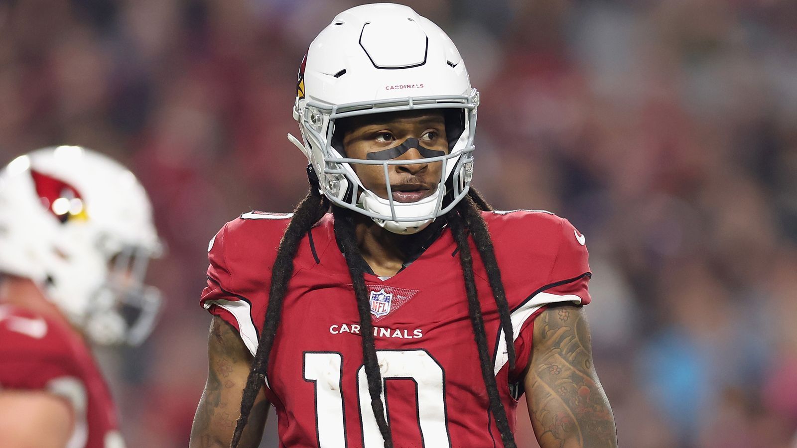 
                <strong>DeAndre Hopkins zu einem Top-Team</strong><br>
                Hin und Her. Mal flirtet DeAndre Hopkins mit sämtlichen anderen Teams, ehe er dann auf einem Instagram-Live verkündet, dass er nie gesagt hätte, er würde die Cardinals verlassen wollen. Klingt eher wie: sich alle Optionen offen halten. Das Team befindet sich im Umbruch, neuer Coach, neuer General Manager. In genau solchen Phasen braucht man Picks für einen Wiederaufbau, statt einen potenziell starken Spieler, der eine Menge Geld kostet. Während viele von den Buffalo Bills ausgehen, die das Receiving Corps um Stefon Diggs und Gabe Davis mit "D-Hop" verstärken wollen, schielen wir eher auf die Kansas City Chiefs. Ist nach den Abgängen von JuJu Smith-Schuster (Patriots) und Mecole Hardman (Jets) ein Kadarius Toney wirklich schon für den WR1-Job bereit? Der 30-Jährige Hopkins scheint geeigneter und käme endlich zu einem Top-Team. Da die Cardinals mit der Forderung nach einem Zweitrundenpick nicht weit kamen, müssen sie mit ihren Anforderungen runter gehen. Eventuell reicht ein Drittrundenpick und ein Reserve-Receiver wie Justin Watson?
              