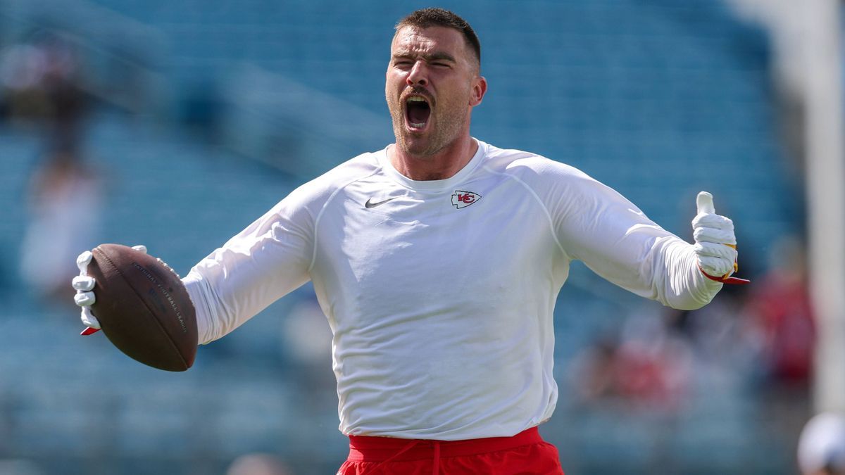 NFL, American Football Herren, USA Kansas City Chiefs at Jacksonville Jaguars Sep 17, 2023; Jacksonville, Florida, USA; Kansas City Chiefs tight end Travis Kelce (87) warms up before a game against...