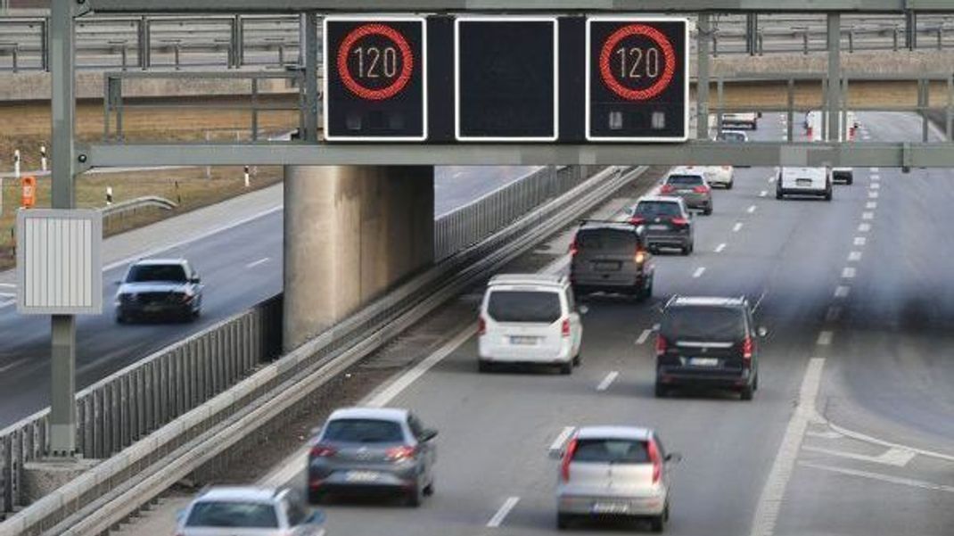 Über der A94 bei München gibt es sie schon: Schilder-Brücken mit intelligenter Verkehrs-Steuerung.