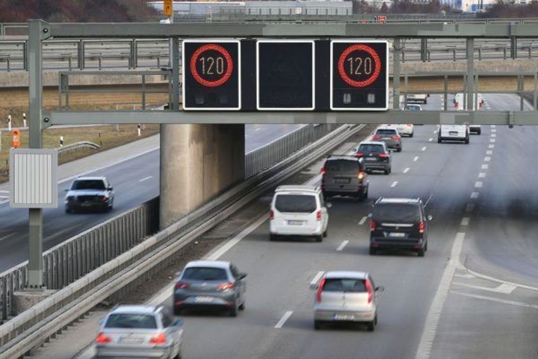 Über der A94 bei München gibt es sie schon: Schilder-Brücken mit intelligenter Verkehrs-Steuerung.