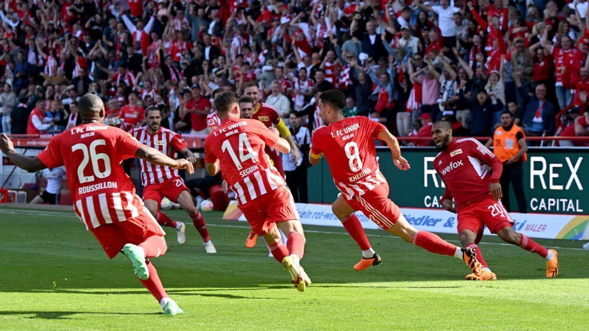 
                <strong>Überraschung der Saison: Union Berlin</strong><br>
                Das 1:0 gegen Werder Bremen war der krönende Abschluss einer herausragenden Saison: Sieben Wochen war Union Tabellenführer, 62 Punkte bedeuteten einen Vereinsrekord in der Bundesliga, kein Heimspiel ging verloren, am Ende belegte man Rang vier und erreichte so die Champions League. 
              