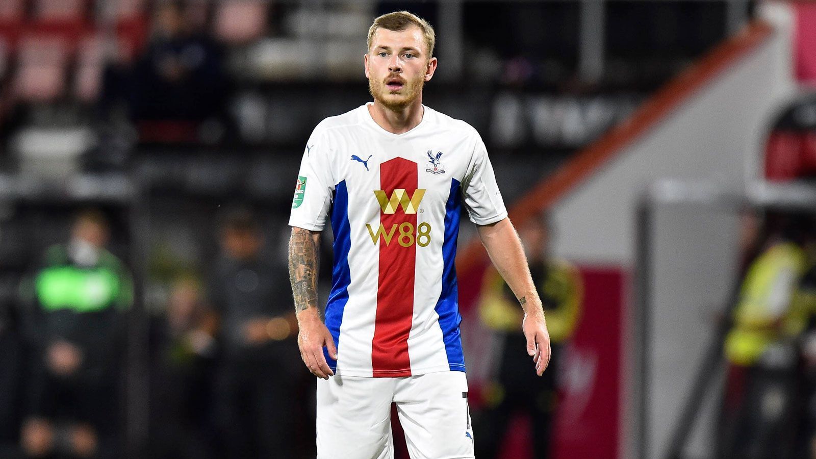 
                <strong>Max Meyer (1. FC Köln)</strong><br>
                Max Meyer ist zurück in der Bundesliga. Das Schalker Eigengewächs unterschrieb beim 1. FC Köln einen Vertrag bis zum Saisonende. Geschäftsführer Horst Heldt betont: "Der Wechsel zum FC wurde nur möglich, weil Max uns in finanzieller Hinsicht extrem entgegengekommen ist." Der viermalige Nationalspieler hatte Mitte Januar seinen Vertrag bei Premier-League-Klub Crystal Palace aufgelöst, bei den Londonern war Meyer in dieser Saison nur in einem League-Cup-Spiel sowie einmal für die U23 zum Einsatz gekommen. Unvergessen bleibt der Streit 2017/2018 zwischen seinem Berater Roger Wittmann und dem damaligen Schalker Sportchef Christian Heidel, als die Meyer-Seite dem Profi partout das Prädikat "Weltklasse" anheften wollte und deshalb auf eine satte Gehaltserhöhung pochte.
              