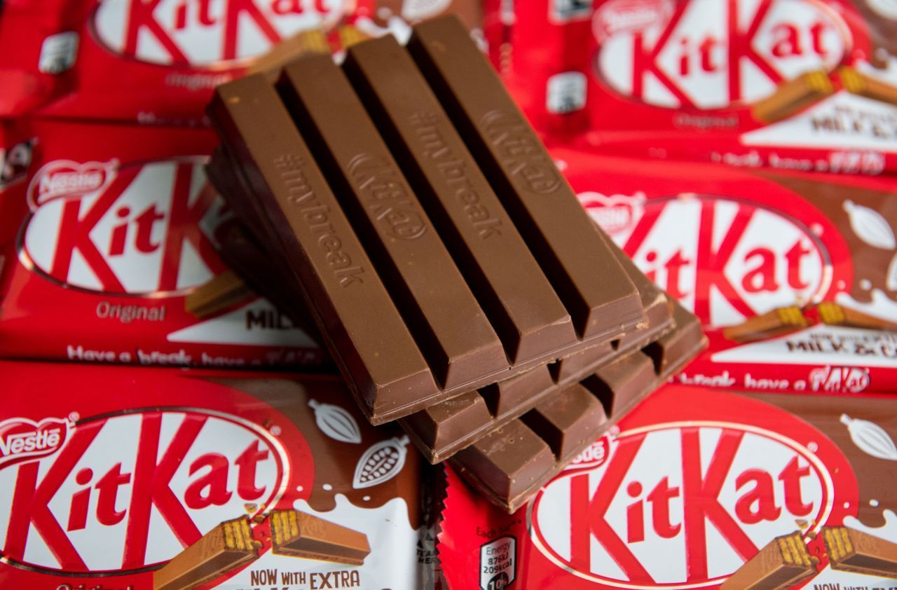 In Großbritannien wird "KitKat" seit 1934 geknickt, Nestlé vertreibt den Vier-Finger-Riegel mit Waffel-Füllung seit 1975 in Deutschland. Seinen Namen gab ihm der "Kit-Kat-Club". Und der wiederum ist nach Christopher Catling benannt, der im späten 17. Jahrhundert in seinem Londoner Kuchen-Laden literarische und politische Treffen veranstaltete. Der Slogan "Have a break - Have a KitKat" machte den Snack weltweit bekannt.&nbsp;