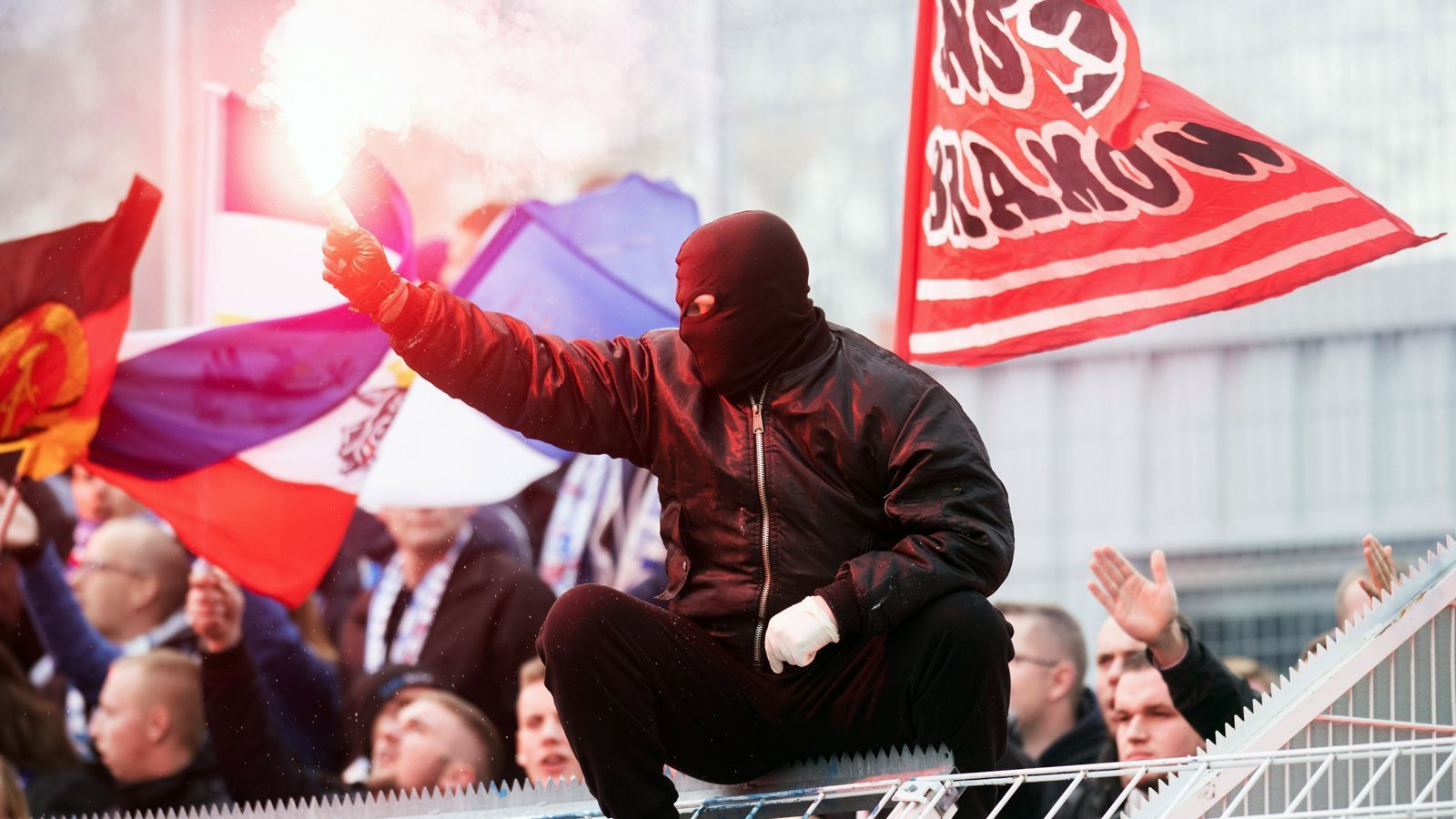 
                <strong>Ausschreitungen in Jena</strong><br>
                Beim Drittliga-Spiel zwischen Carl Zeiss Jena und Hansa Rostock kommt es zu Ausschreitungen der Fans. ran.de zeigt die Bilder der Randale im Ernst-Abbe-Sportfeld.
              