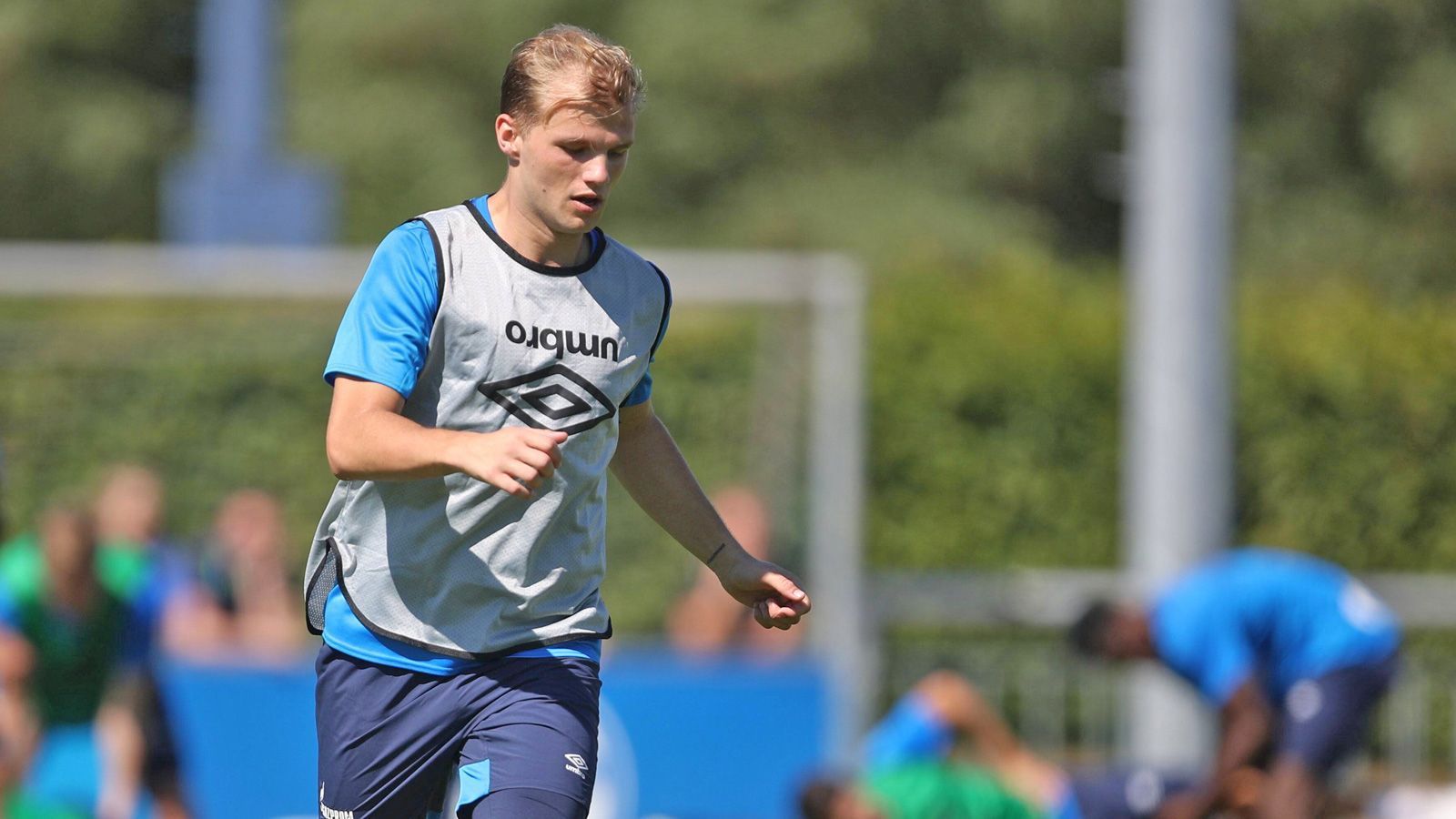 
                <strong>Johannes Geis (FC Schalke 04)</strong><br>
                Nach seinem Leih-Jahr beim FC Sevilla trainiert Johannes Geis aktuell wieder bei Schalke mit. Die Trainingseindrücke des 24-Jährigen seien gut, heißt es. Dennoch scheint Königsblau durchaus an einem Verkauf interessiert zu sein. Zu groß soll die Konkurrenz im Mittelfeld sein: "Für Geis ist es bei uns nicht einfacher geworden", sagte Trainer Domenico Tedesco gegenüber der "WAZ". 
              