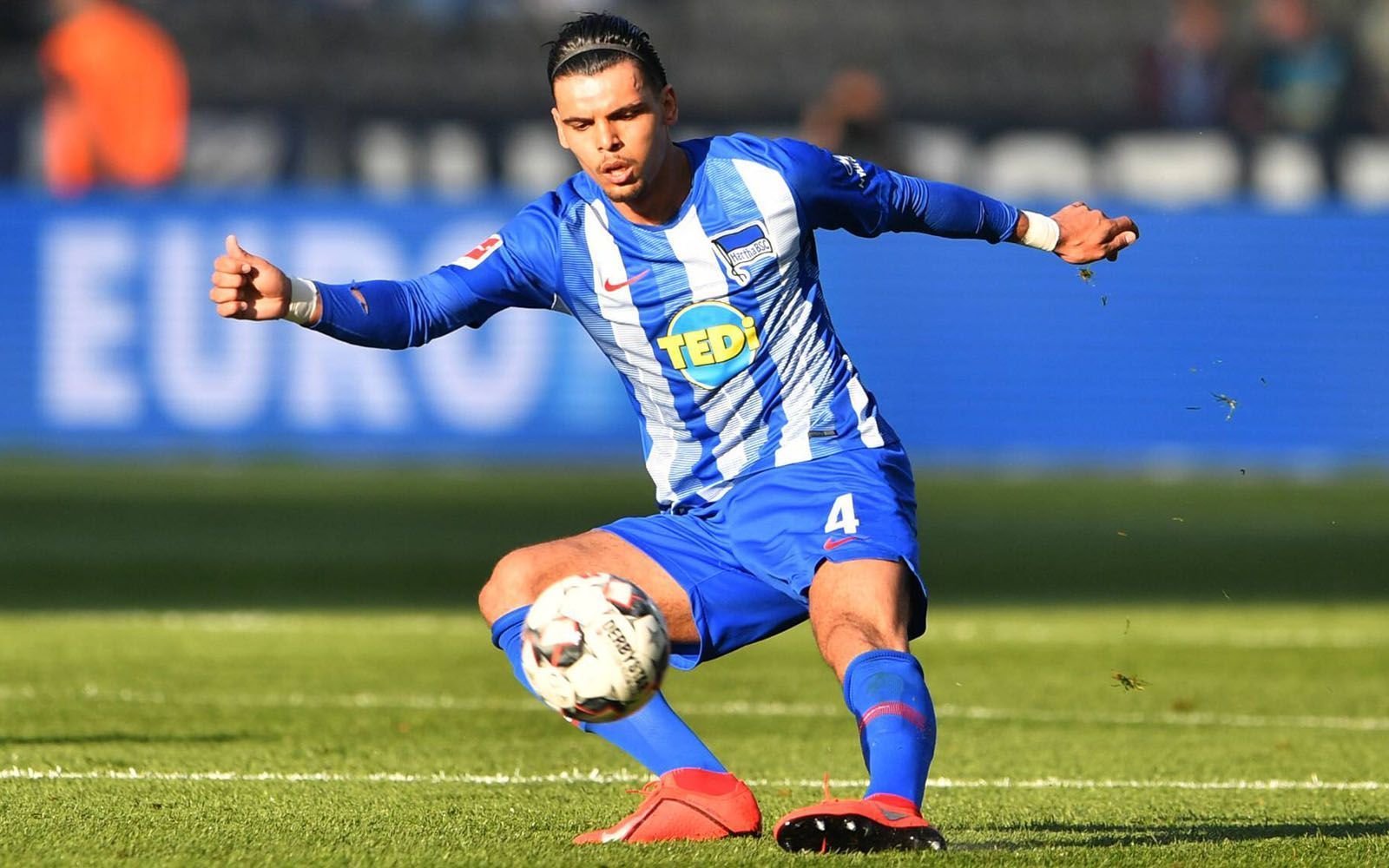 
                <strong>Platz 15: Karim Rekik (Hertha BSC)</strong><br>
                Bundesliga-Einsätze: 24 Angekommene Pässe: 951Fehlpässe: 88 Pass-Summe: 1.039 Quote: 91,53
              