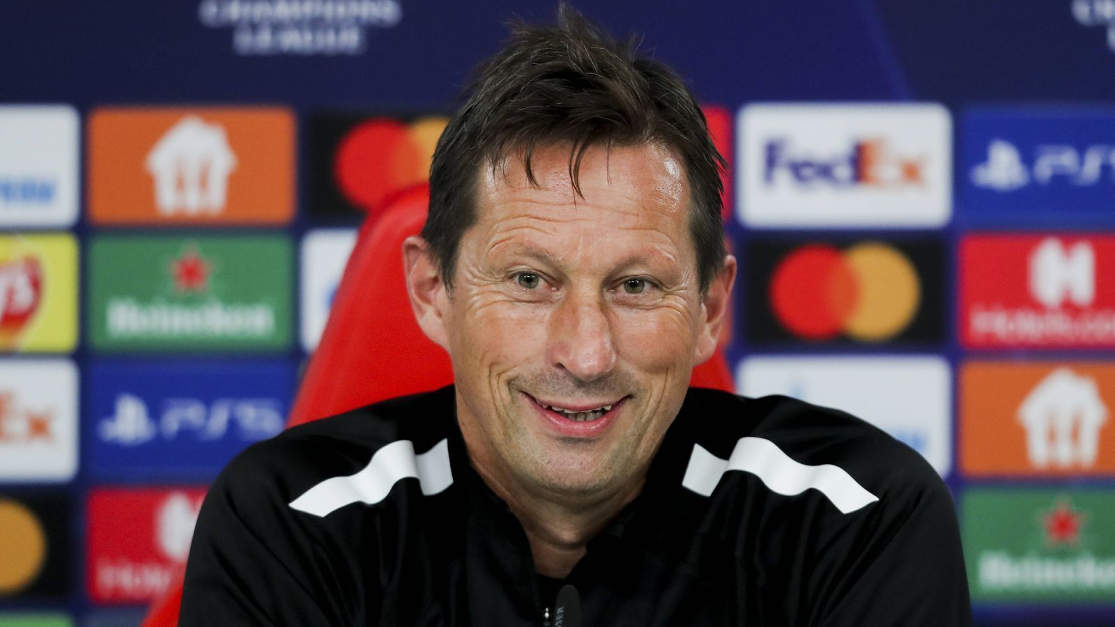 
                <strong>Roger Schmidt (PSV Eindhoven)</strong><br>
                Im Gegensatz zu den anderen beiden deutschen Coaches in den CL-Playoffs kann Roger Schmidt mit dem Saisonstart seiner PSV Eindhoven mehr als zufrieden sein. Sechs Pflichtspiele, sechs Siege und ein Titel, so die Gesamtbilanz der Niederländer. Auch in der Champions League läuft es bisher bestens: Gegen Galatasaray in der 2. Runde gab es insgesamt ein 7:2 nach Hin- und Rückspiel, der FC Midtjylland wurde mit insgesamt 4:0 besiegt. Mit Benfica Lissabon (das Hinspiel heute im Liveticker auf ran.de) steht jedoch ein harter Brocken zwischen der PSV und der CL-Gruppenphase. 
              