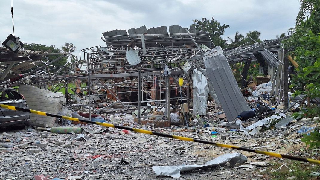 Trümmerfeld nach der Explosion: Eine illegale Feuerwerksfabrik in Thailand wurde durch die Detonation zerstört.