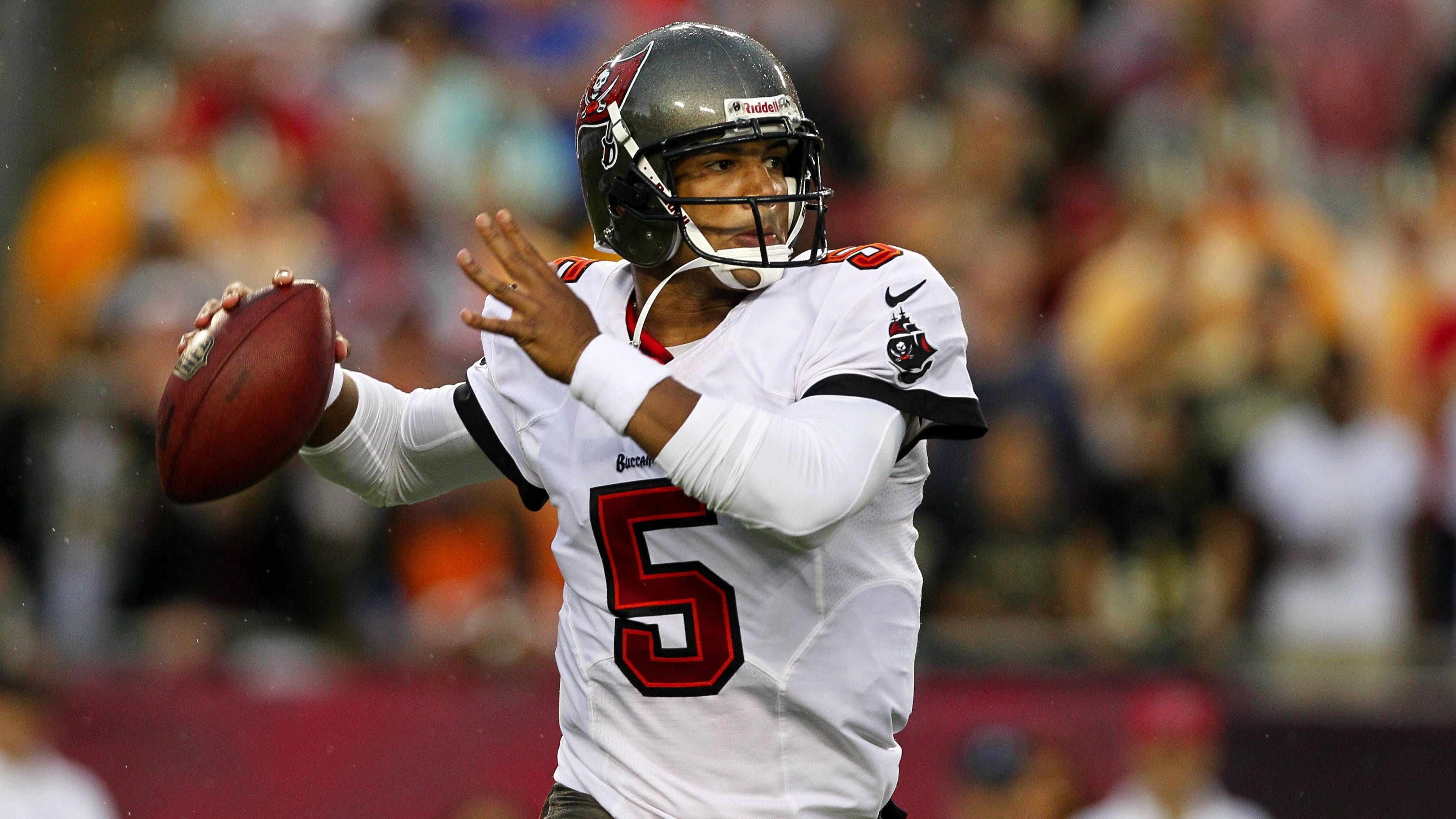 <strong>Platz 25: Josh Freeman</strong><br>In seinen ersten beiden Saisons (2009/2010) bei den Tampa Bay Buccaneers spielte Josh Freeman richtig gut. Gerade im zweiten Jahr sah es nach dem Durchbruch aus. Doch mit dem Rebuild der Bucs begann auch der Rebuild des Josh Freeman. In den folgenden Jahren flachten die Leistungen ab. 2012 sah es noch mal nach einem Comeback aus. Danach folgten nur noch Ersatzrollen.