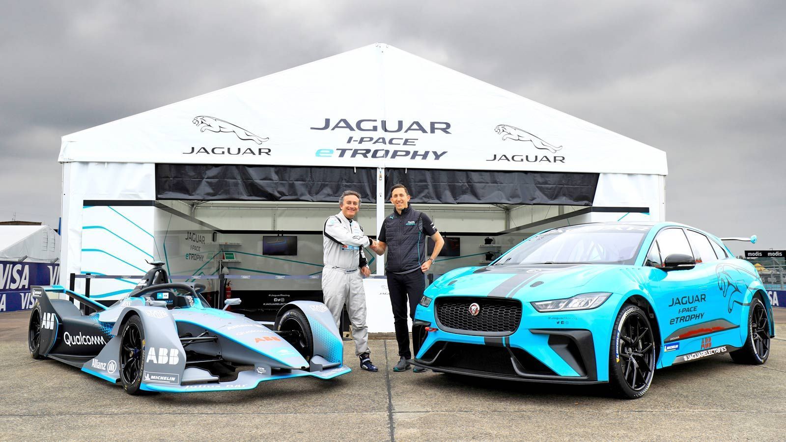 
                <strong>Auch die Jaguar I-PACE eTrophy startet in Berlin</strong><br>
                Fans, Stimmung, spektakuläre Rennen - alles scheint zu stimmen in Berlin! Und deswegen wird der Stopp in Berlin sogleich zum Doppel-Rennwochenende. Neben der Formel E startet nämlich eben auch die Jaguar I-PACE eTROPHY auf der Strecke am Flughafen Tempelhof. Am Freitag gibt es das Qualifying, Samstag folgt das Rennen. Natürlich zeigt ran.de beides im kostenlosen Livestream.GEWINNSPIEL: Hier verlosen wir 10x2 VIP-Packages für das Event in Berlin 
              