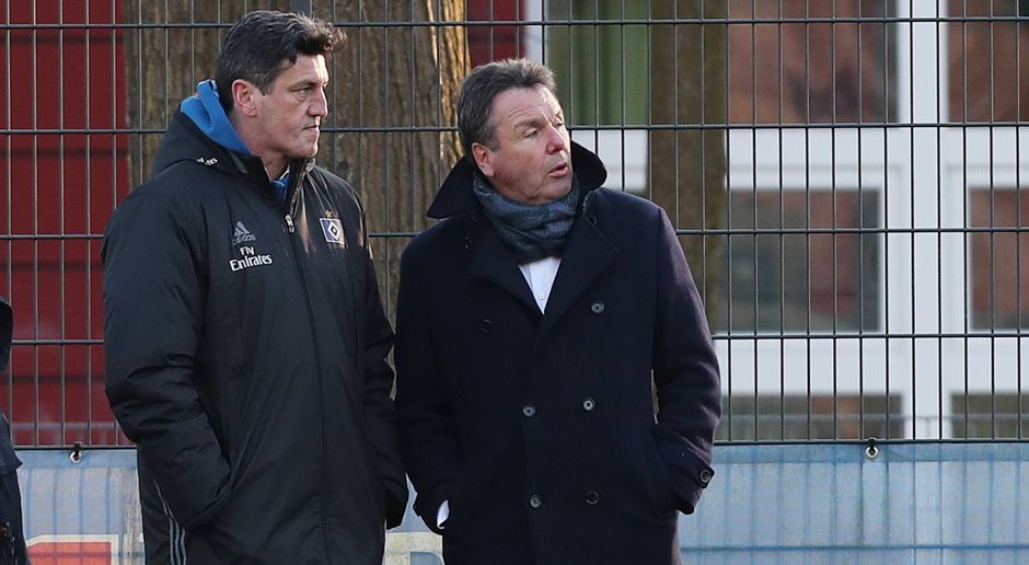 
                <strong>Heribert Bruchhagen und Jens Todt</strong><br>
                Wieder einmal sorgt der Hamburger SV mit einem Führungswechsel für Schlagzeilen. Der Vorstandsvorsitzende Heribert Bruchhagen und Sportchef Jens Todt wurden am 8. März freigestellt. Beide kamen erst in der Winterpause der Saison 2016/17 nach Hamburg und schafften mit dem HSV den Klassenerhalt. Nun, wo der Abstieg in die 2. Bundesliga kaum noch zu verhindern ist, mussten sie gehen. Überhaupt gilt beim HSV seit Jahren das Motto: Hire and Fire. Ob nun Trainer, Sportchef, Aufsichtsratvorsitzender oder Vereinsboss: ran.de zeigt die vielen Führungswechsel der jüngeren Vergangenheit.
              