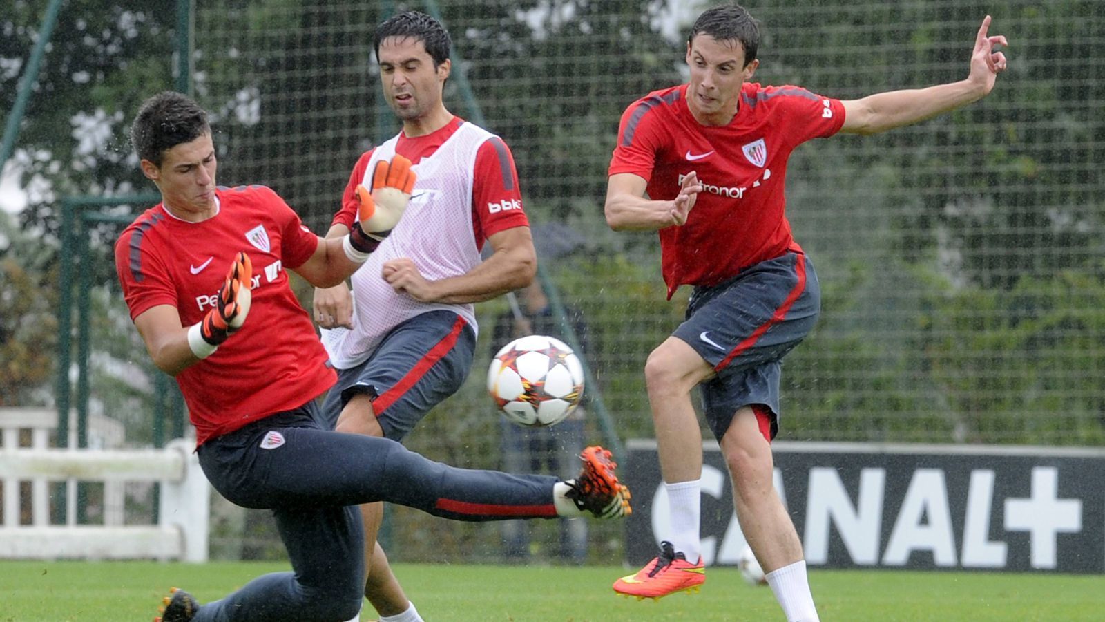 
                <strong>EM-Titel mit der U19</strong><br>
                Seinen bislang größten Erfolg feierte Kepa mit dem Titel bei der U19-EM 2012 in Estland. Sein damaliger Trainer: Julen Lopetegui. Einer seiner Mitspieler war Juan Bernat. Im Halbfinale gegen Frankreich avancierte der Keeper zum Elfmeter-Helden, weil er die Schüsse von Samuel Umtiti und Geoffrey Kondogbia parierte.
              