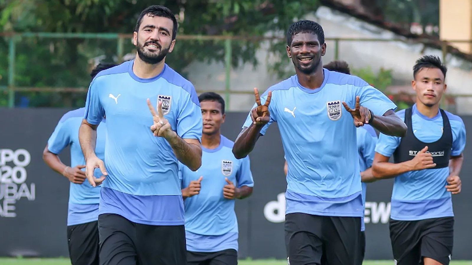 
                <strong>Mumbai City FC (Indien)</strong><br>
                ... in Indien beim Mumbai City FC. Beim Klub aus dem früheren Bombay investierte die City Football Group ebenfalls 2019. Im November 2019 wurde bekannt, dass die Fußball-Holding 65 Prozent der Klubanteile erwarb. Zuletzt spielte Mumbai City FC bereits in der asiatischen Champions League mit, kam aber mit sieben Punkten nicht über die Gruppenphase hinaus. Coach des Teams ist der Engländer Des Buckingham, der zuvor als Co-Trainer bei Schwesterklub Melbourne City FC unter Vertrag stand.
              