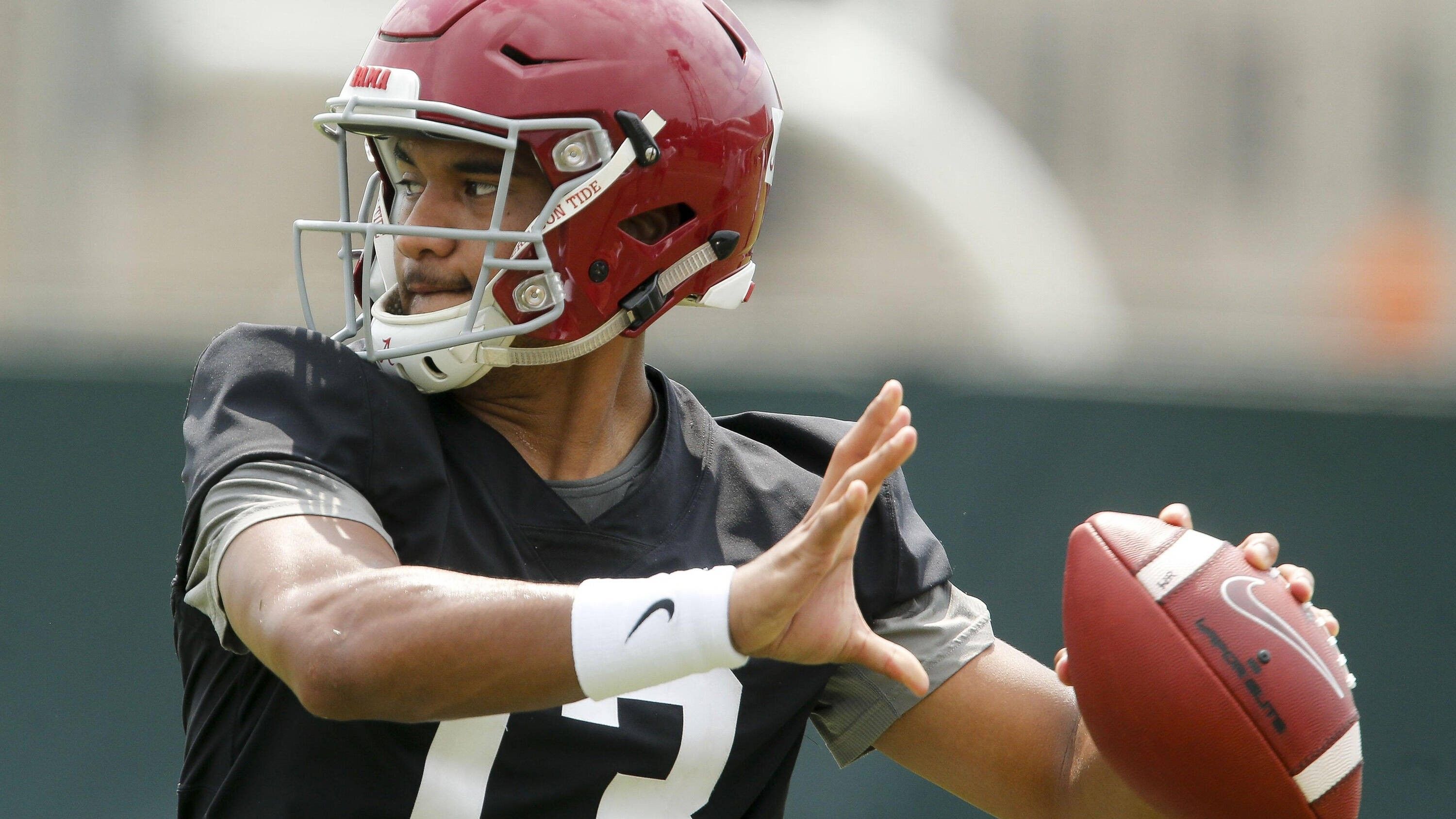 
                <strong>6. Pick - LA Chargers: Tua Tagovailoa (Alabama)</strong><br>
                GM Tom Telesco machte beim Combine auf Geheimniskrämer, der sich nicht mal im Ansatz zu einer Aussage bezüglich der Quarterback-Situation verleiten ließ. Somit gibt es zwei Lösungsansätze. Der erste und spannendste wäre, Isaiah Simmons zu holen. Er zusammen mit James, Ingram und Bosa wäre der Alptraum eines jeden gegnerischen Offense Coordinators. Trotzdem wird das Team aus LA den Weg in Richtung Rivers-Nachfolger gehen und Tua Tagovailoa holen, um ihn hinter Tyrod Taylor aufzubauen.
              