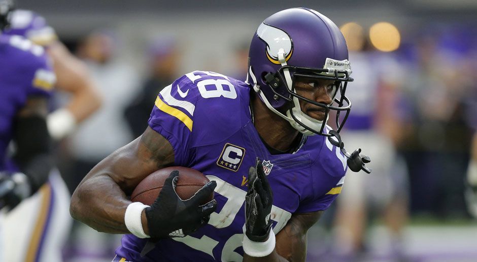 
                <strong>Verlierer: Adrian Peterson </strong><br>
                Adrian Peterson steht auch nach der ersten Free-Agency-Woche immer noch leer da. Ein Besuch bei den Seattle Seahawks blieb bislang ergebnislos und eine Rückkehr zu den Minnesota Vikings ist ausgeschlossen - das teilte Vikings-Manager Rick Spielman nach der Verpflichtung von Running Back Latavius Murray mit. Gerüchte kursieren über einen möglichen Wechsel zu den Green Bay Packers. Aber geht Peterson wirklich zum Erzrivalen? Fest steht: Der einstige Superstar ist längst nicht mehr der begehrte Spieler, der er mal war.
              