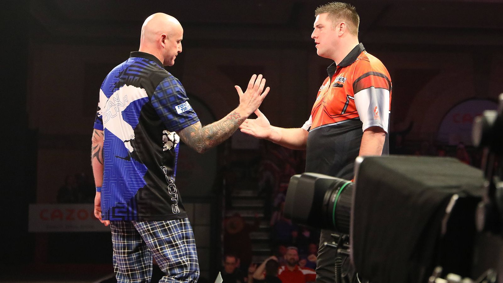 
                <strong>Der erste "große Name" muss gehen!</strong><br>
                Der erste "große Name" muss bei der Darts-WM bereits nach seinem Auftaktspiel die Segel streichen. Daryl Gurney (r.) verlor sein Zweitrundenmatch gegen den Schotten Alan Soutar glatt mit 0:3. Damit bleibt die Beziehung zwischen Gurney und dem "Ally Pally" eine eher schlechte. Bei nur zwei von zehn Auftritten kam der Nordire über die dritte Runde hinaus. Für Soutar ist es der nächste Sieg bei der WM. Im vergangenen Jahr schied er erst im Achtelfinale aus.
              