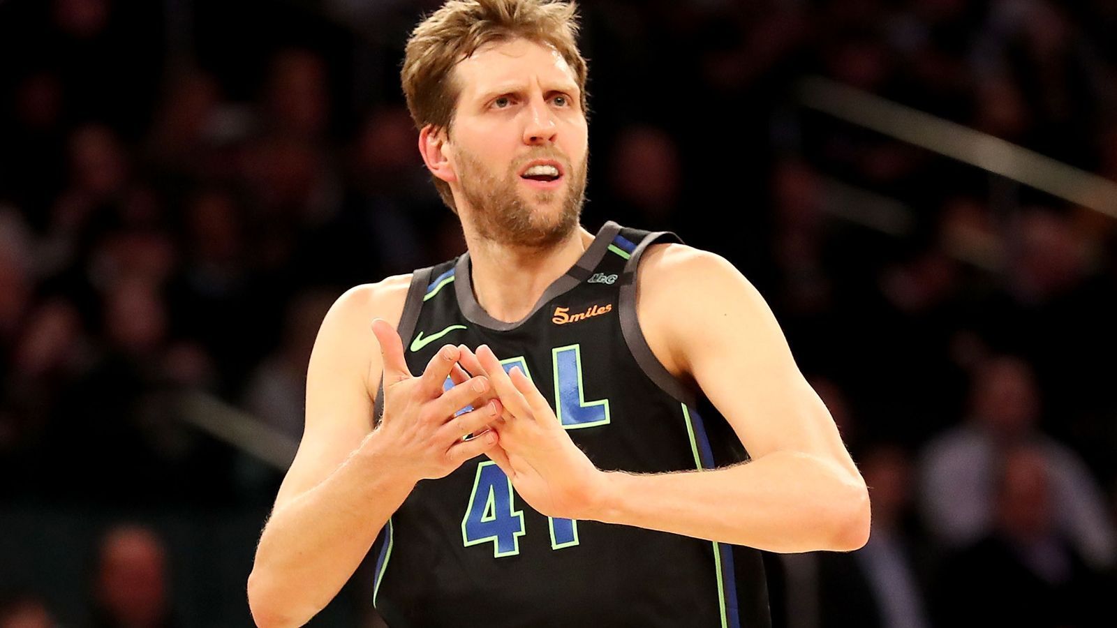 
                <strong>Dirk Nowitzki (Dallas Mavericks)</strong><br>
                Die Legende geht in ihre 21. Saison bei den Dallas Mavericks. Doch Dirk Nowitzki wird den NBA-Saisonstart verpassen. Im April wurde er am Knöchel operiert, zuletzt klagte er über Achillessehnenprobleme. "Es wird noch mindestens zwei Wochen dauern, aber es gibt noch kein genaues Datum zu diesem Zeitpunkt", äußerten sich die Mavs in einem Statement über den Zeitpunkt der Rückkehr. Nowitzkis Spielzeit bei den Mavs wird nach seiner Rückkehr wohl weiter sinken. Wertvoll ist die NBA-Legende aber noch immer für die Mavs, die gegen die Phoenix Suns in die neue Spielzeit starten. 
              