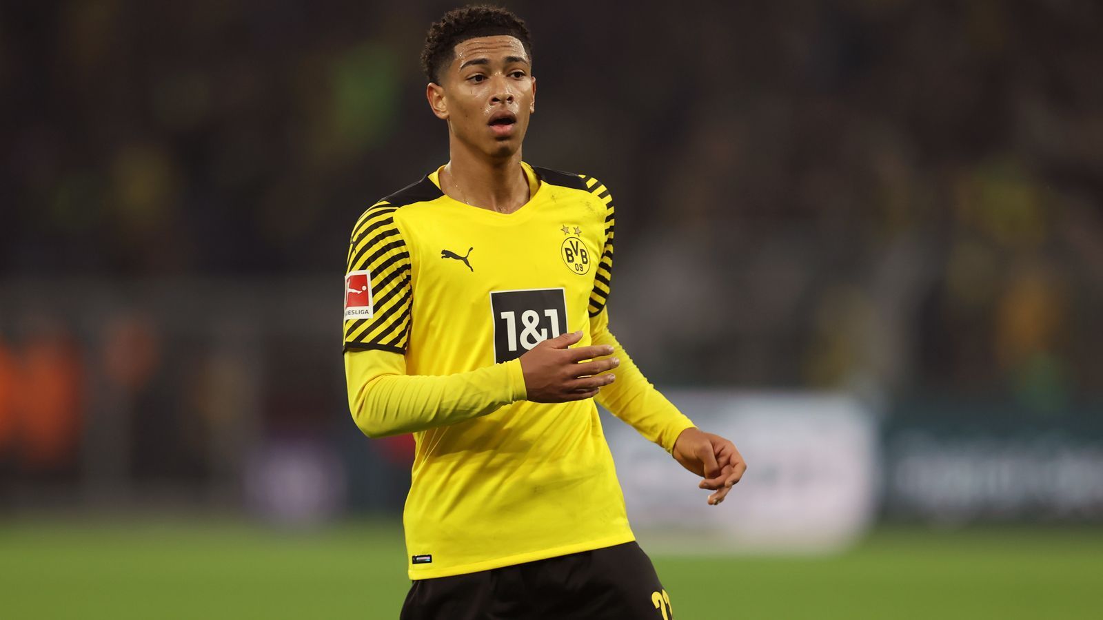 
                <strong>Mittelfeld: Jude Bellingham (Borussia Dortmund)</strong><br>
                In seiner zweiten Saison beim BVB hat der erst 18-jährige Jude Bellingham einen weiteren Schritt vom Talent zum Topstar gemacht. Der englische Nationalspieler ist im Mittelfeld der Dortmunder längst gesetzt und nicht nur das. Er gehört zu den Leistungsträgern der Rose-Elf, die nach der Hinrunde der schärfste Bayern-Verfolger ist. Um Bellingham gibt es aufgrund seiner so starken Leistungen fast täglich Transfergerüchte, dabei hat der Teenager erst im Juni 2021 vorzeitig bis 2025 verlängert. Vor allem Vereine aus Bellinghams Heimat sollen an einem Transfer des Ex-Birmingham-Juwels interessiert sein, zudem angeblich auch Dortmunds Dauerrivale Bayern München.
              