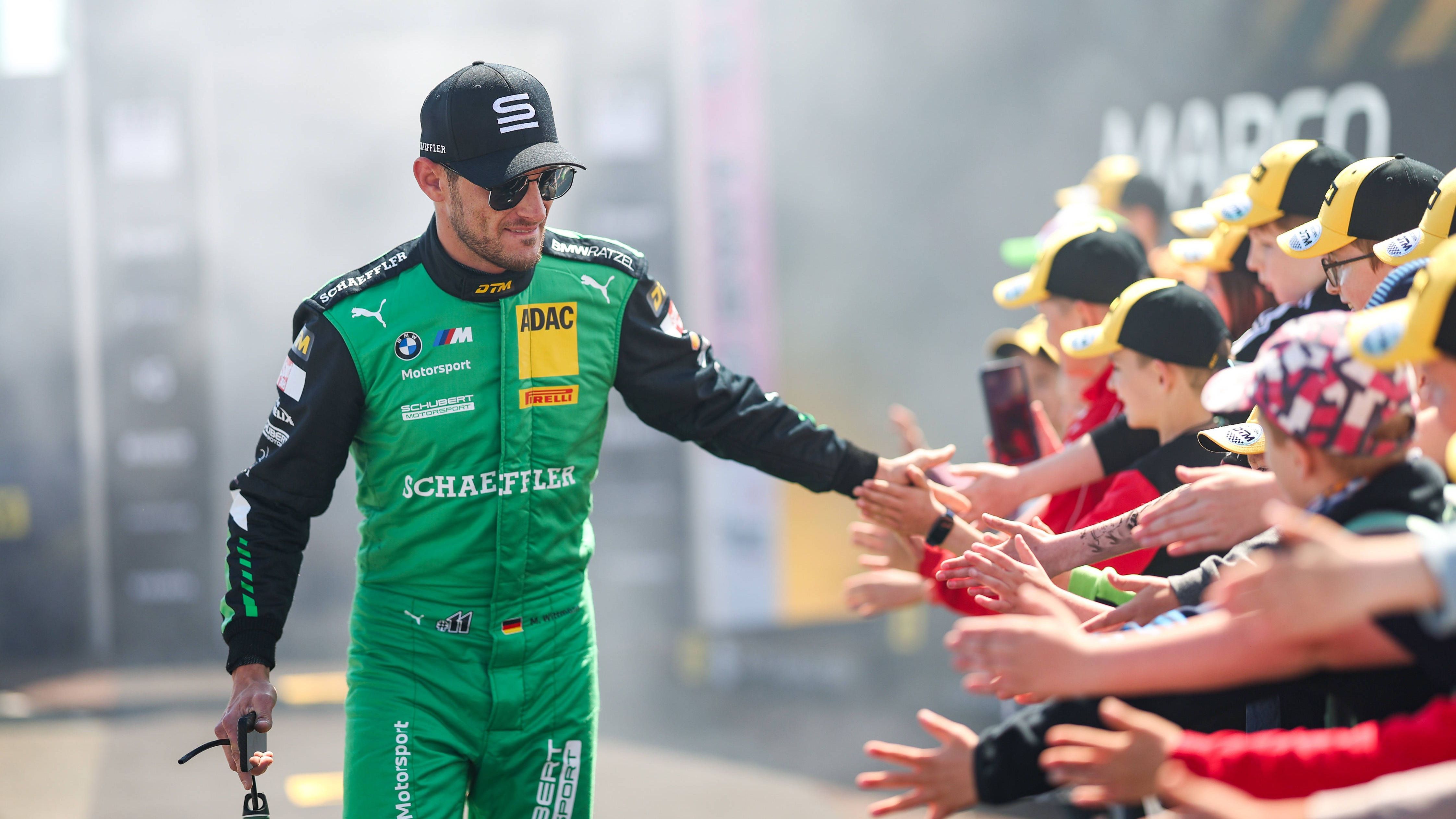 <strong>Platz 6: Marco Wittmann (Schubert Motorsport - BMW)</strong><br>In drei von vier Sessions besser als der Teamkollege Rast. Am Sonntag nur einen Platz hinter ihm ins Ziel gekommen auf Platz sechs. Nach schwierigen Saisons kommt Wittmann mit einem guten bis soliden Saisonstart daher. 18 Punkte bedeuten Platz sieben in der Fahrerwertung. Macht Lust auf mehr von der "Green Machine".