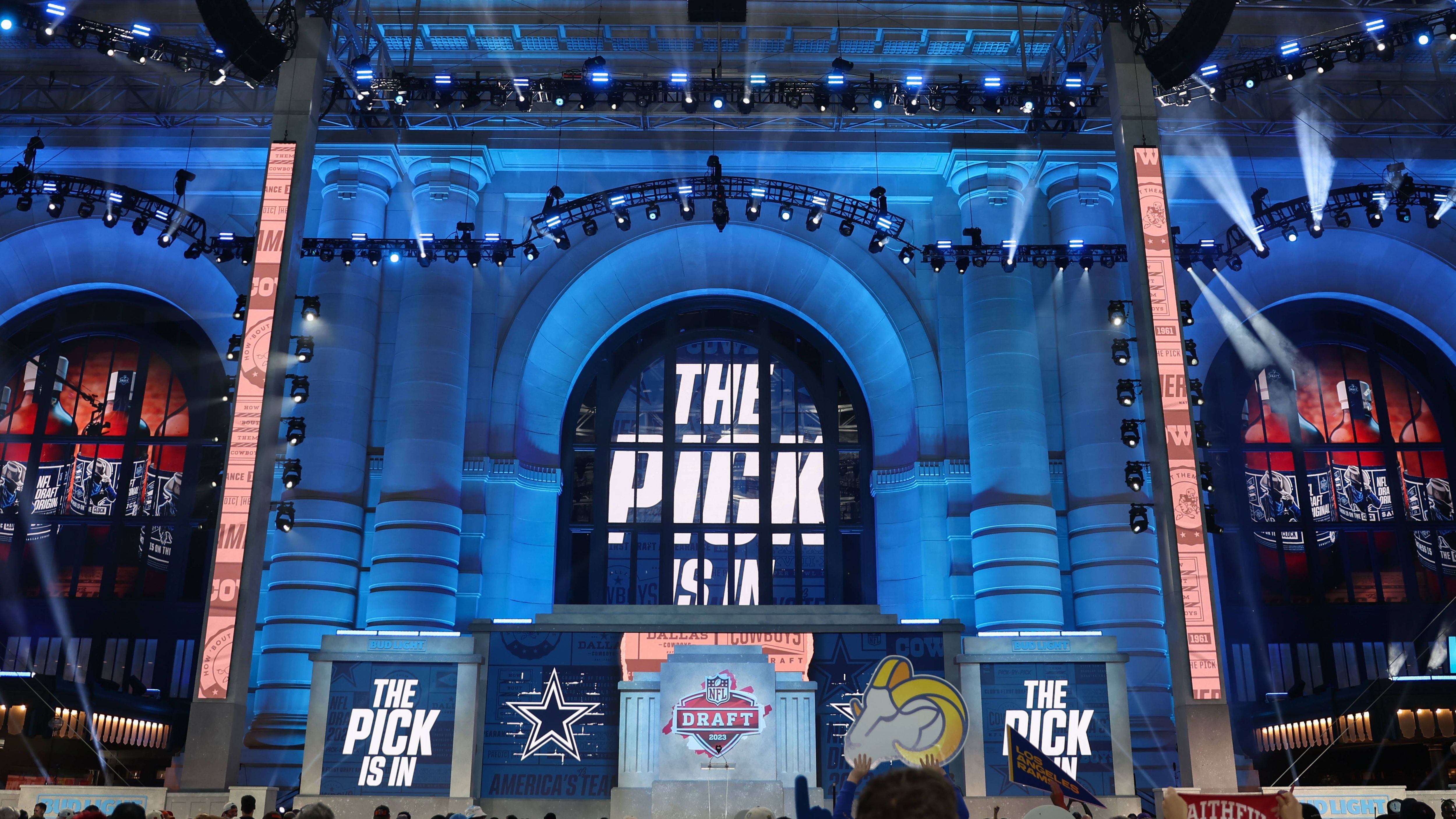 <strong>NFL Draft 2024: Wettquoten auf ersten Pick aller Teams</strong><br>Welche Position bedienen die Teams beim anstehenden Draft mit ihrem ersten Pick? Buchmacher "Draftkings" nimmt Wetten auf fast alle Franchises an. Wir stellen die aktuellen Quoten der 32 Teams vor dem Draft Ende April in Detroit vor. (Stand: 10.04.2024)