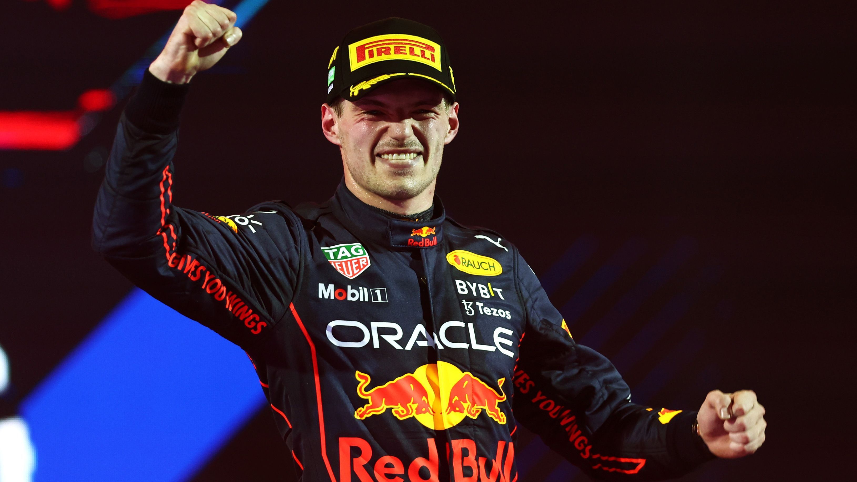 
                <strong>Gewinner: Max Verstappen (Red Bull)</strong><br>
                Nach seinem tragischen Ausfall in Bahrain ist der amtierende Weltmeister wieder in der Spur. Während des Rennens arbeitete sich der Niederländer sukzessive nach vorne, nach der Safety-Car-Phase reihte sich Verstappen hinter dem Ferrari von Charles Leclerc ein. In den finalen Runden entwickelte sich ein spannender, aber immer fairer Zweikampf um die Führung, den der Red-Bull-Pilot letztlich für sich entschied. Es dürfte wieder einmal eine aufregende Saison werden. 
              